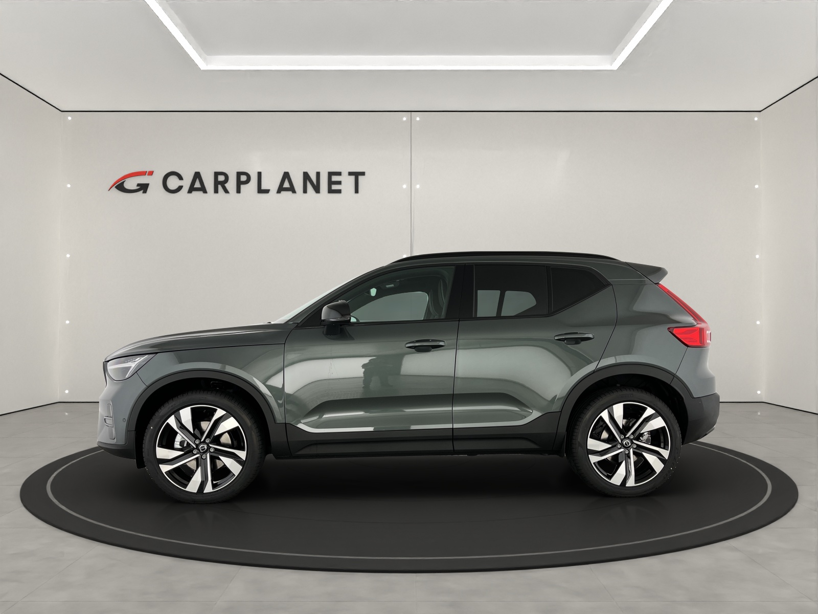 VOLVO XC40 2.0 B3 MH Plus Dark-image-1