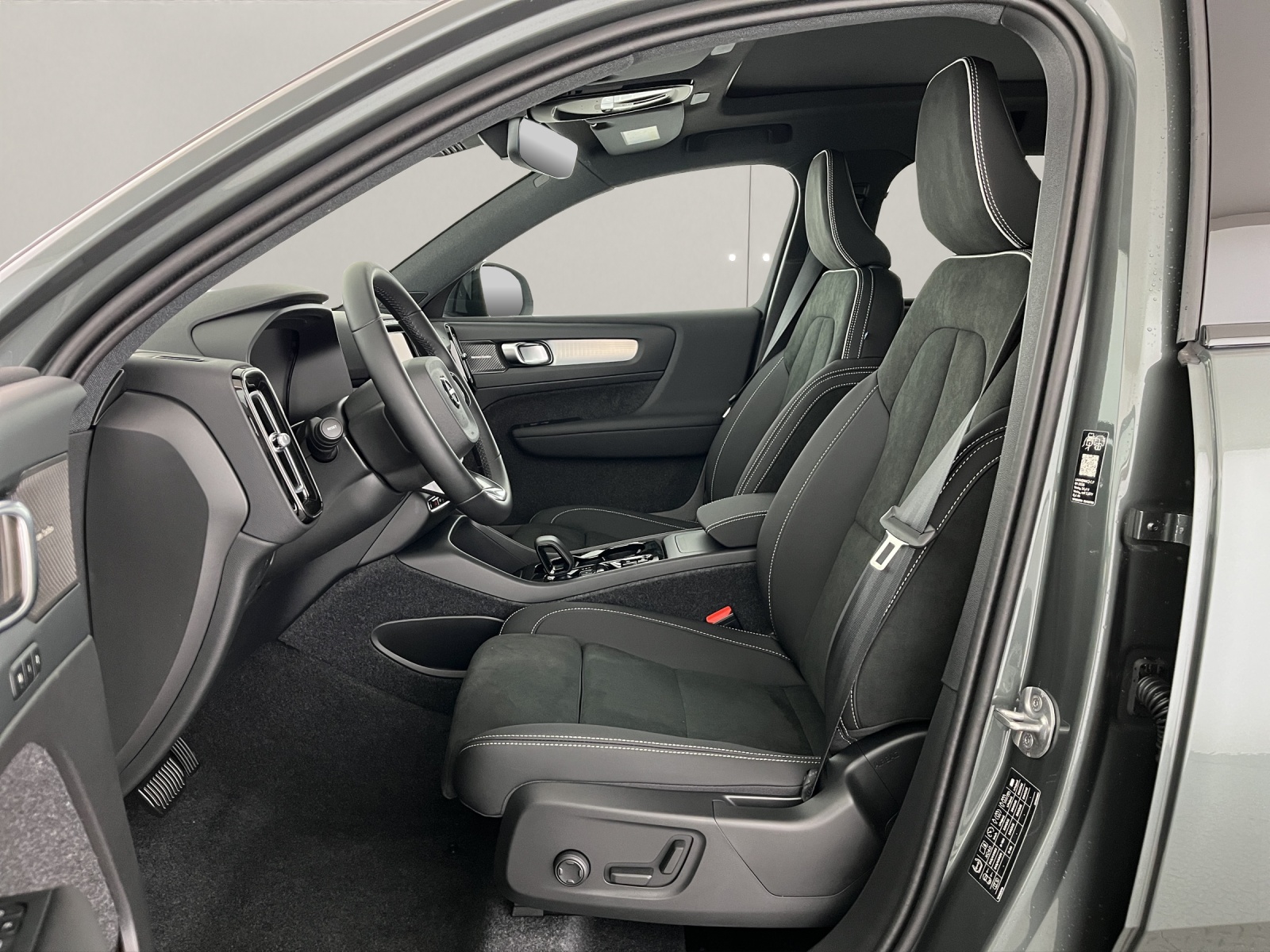 VOLVO XC40 2.0 B3 MH Plus Dark-image-8