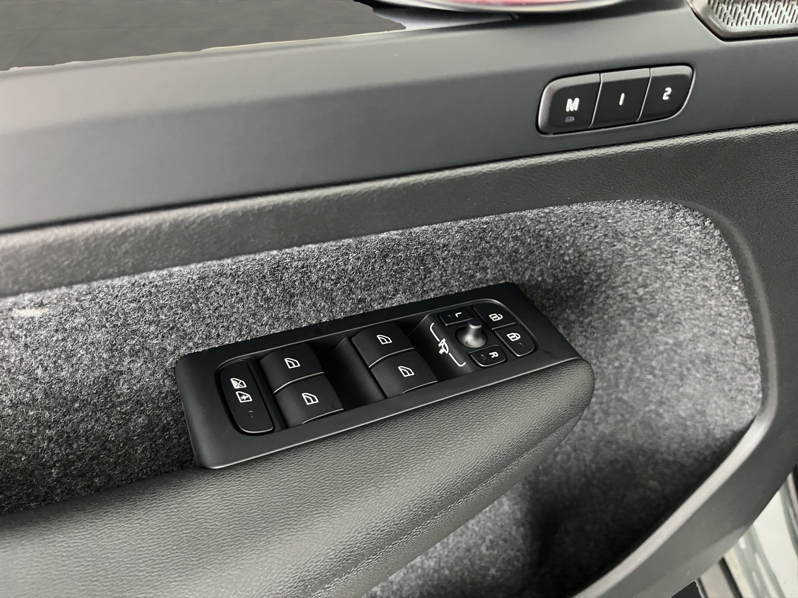 VOLVO XC40 2.0 B3 MH Plus Dark-image-16