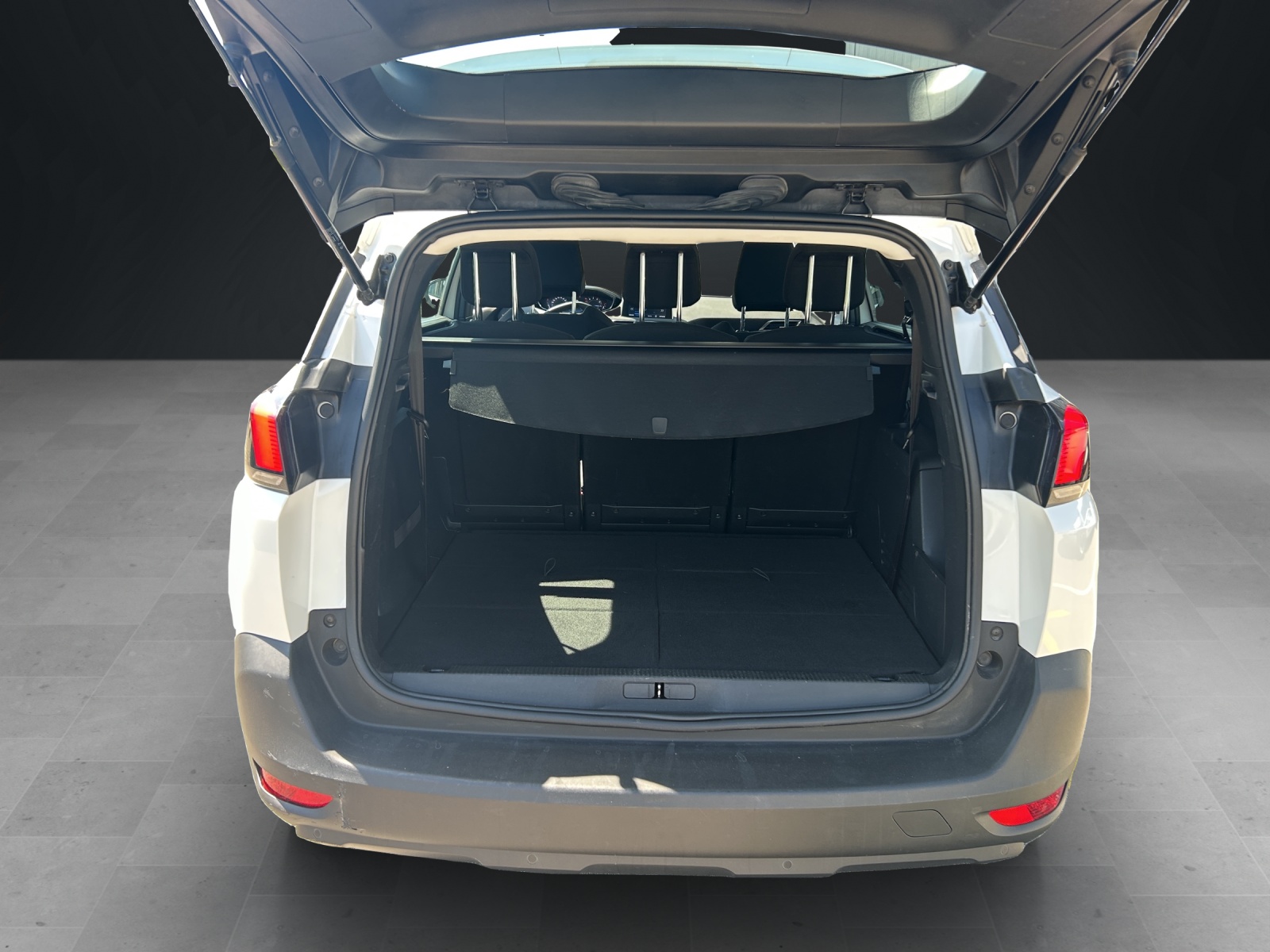 PEUGEOT 5008 1.2 Pure Tech Active Pack EAT8-image-9