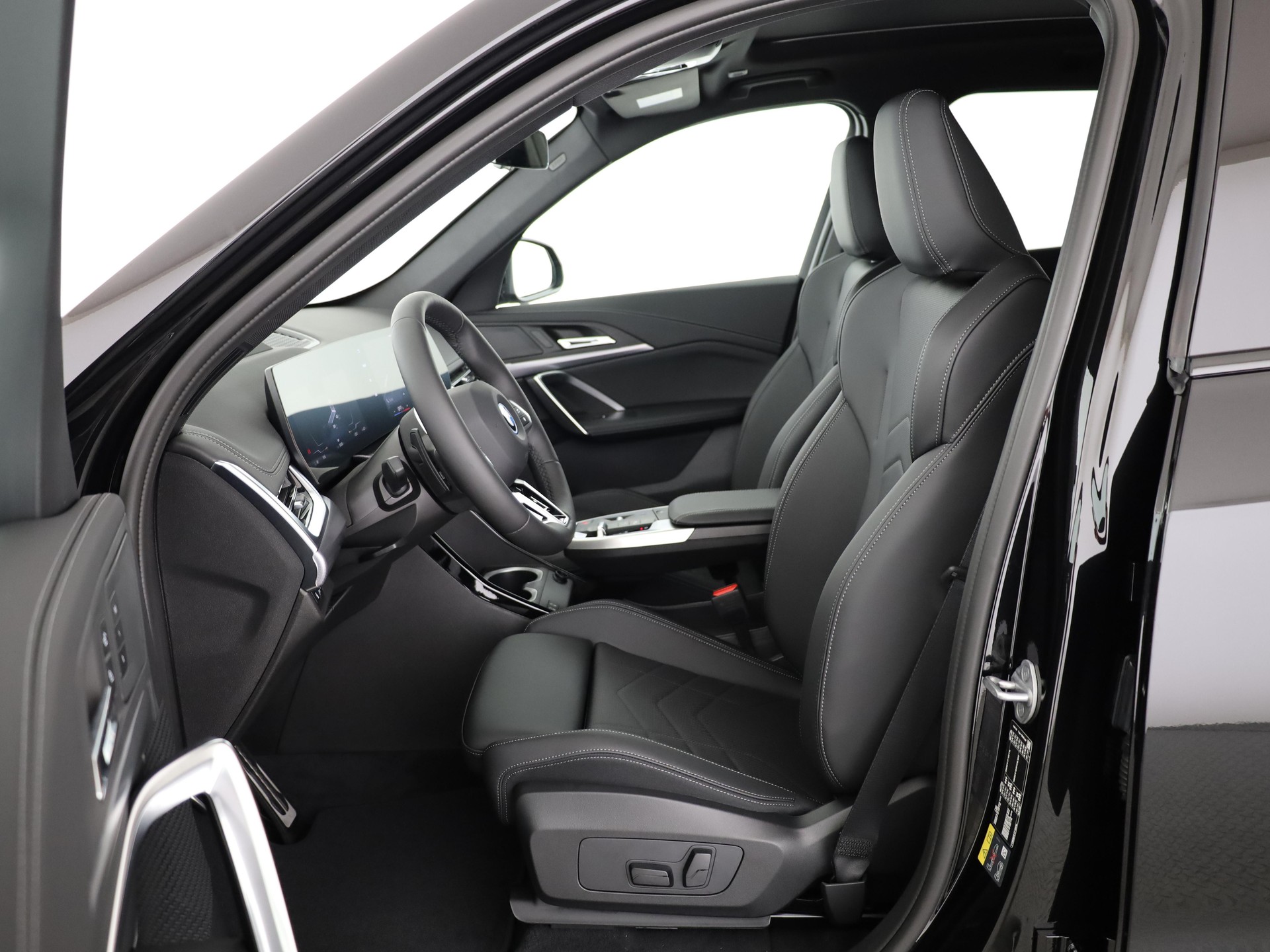 BMW iX1 30 xDrive-image-3