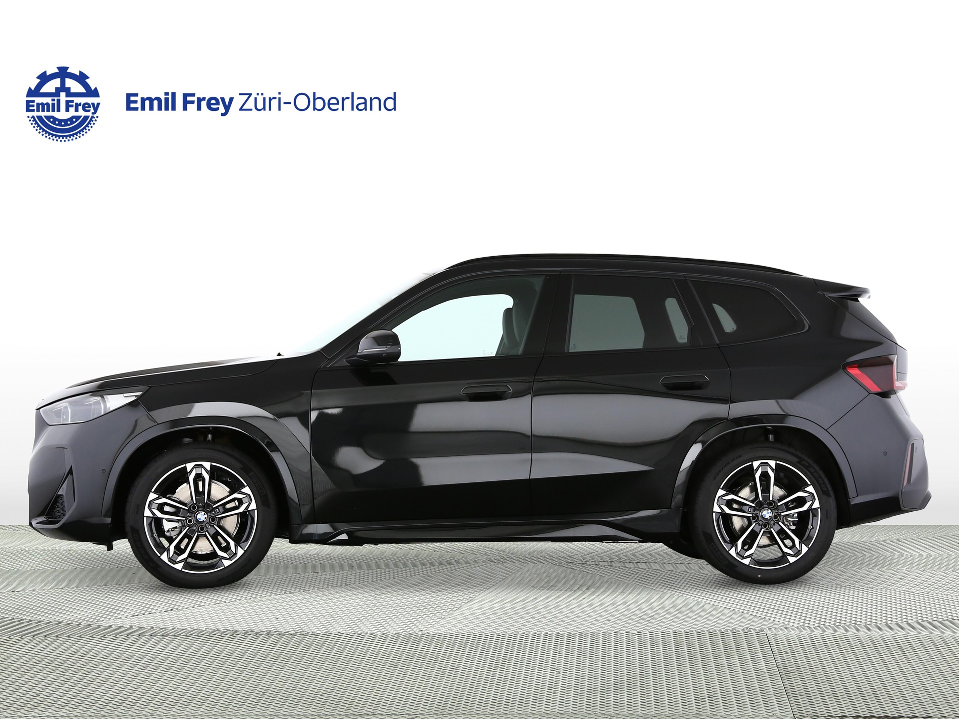 BMW iX1 30 xDrive-image-1