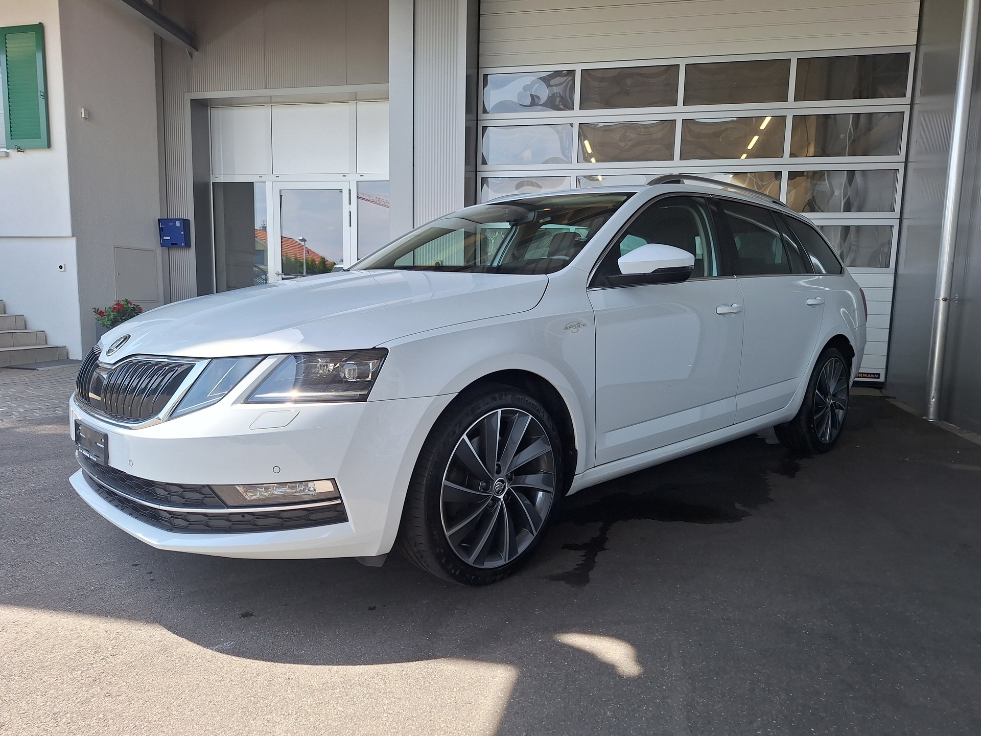 SKODA Octavia Combi 1.8 TSI L&K 4x4 DSG-image-1