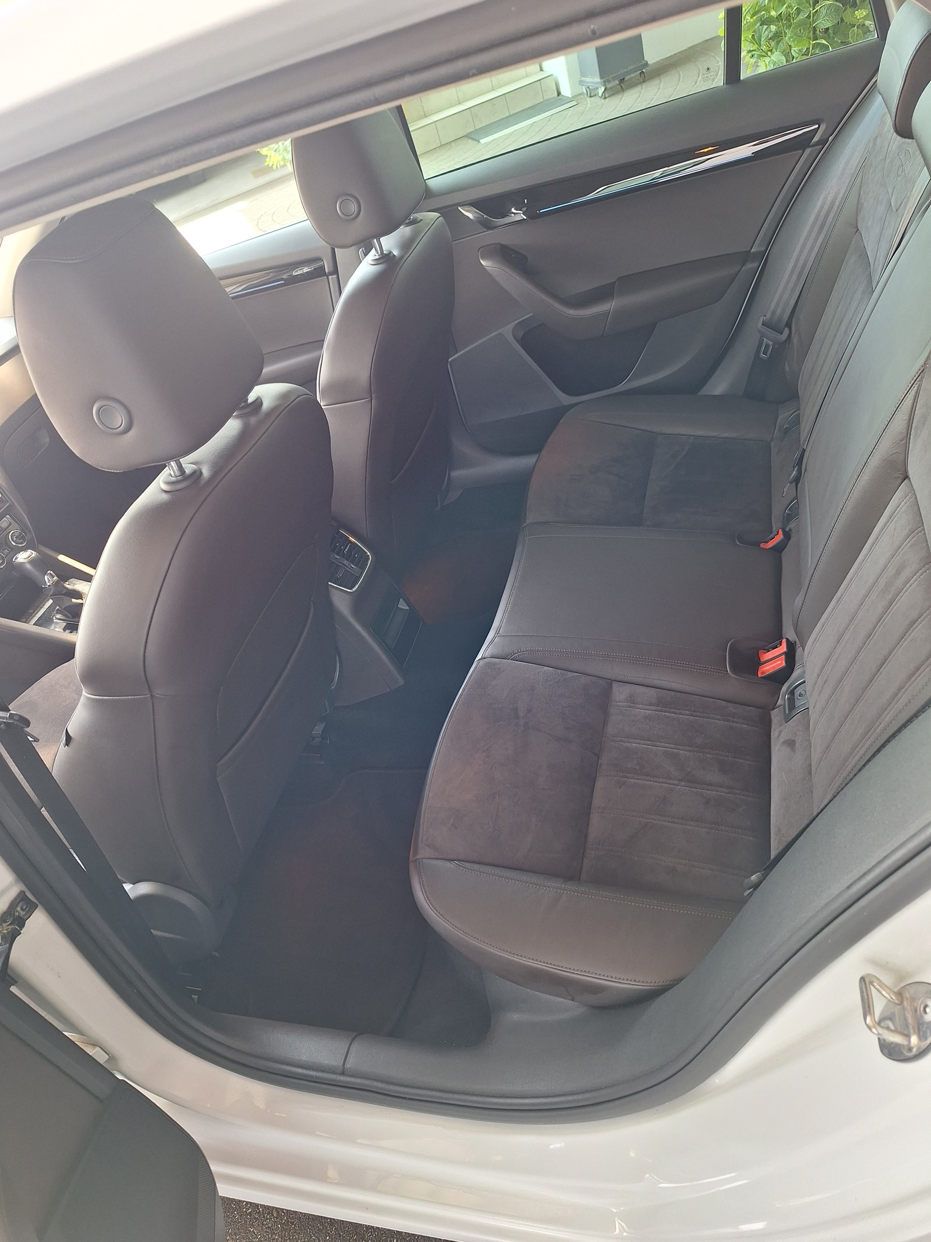 SKODA Octavia Combi 1.8 TSI L&K 4x4 DSG-image-9