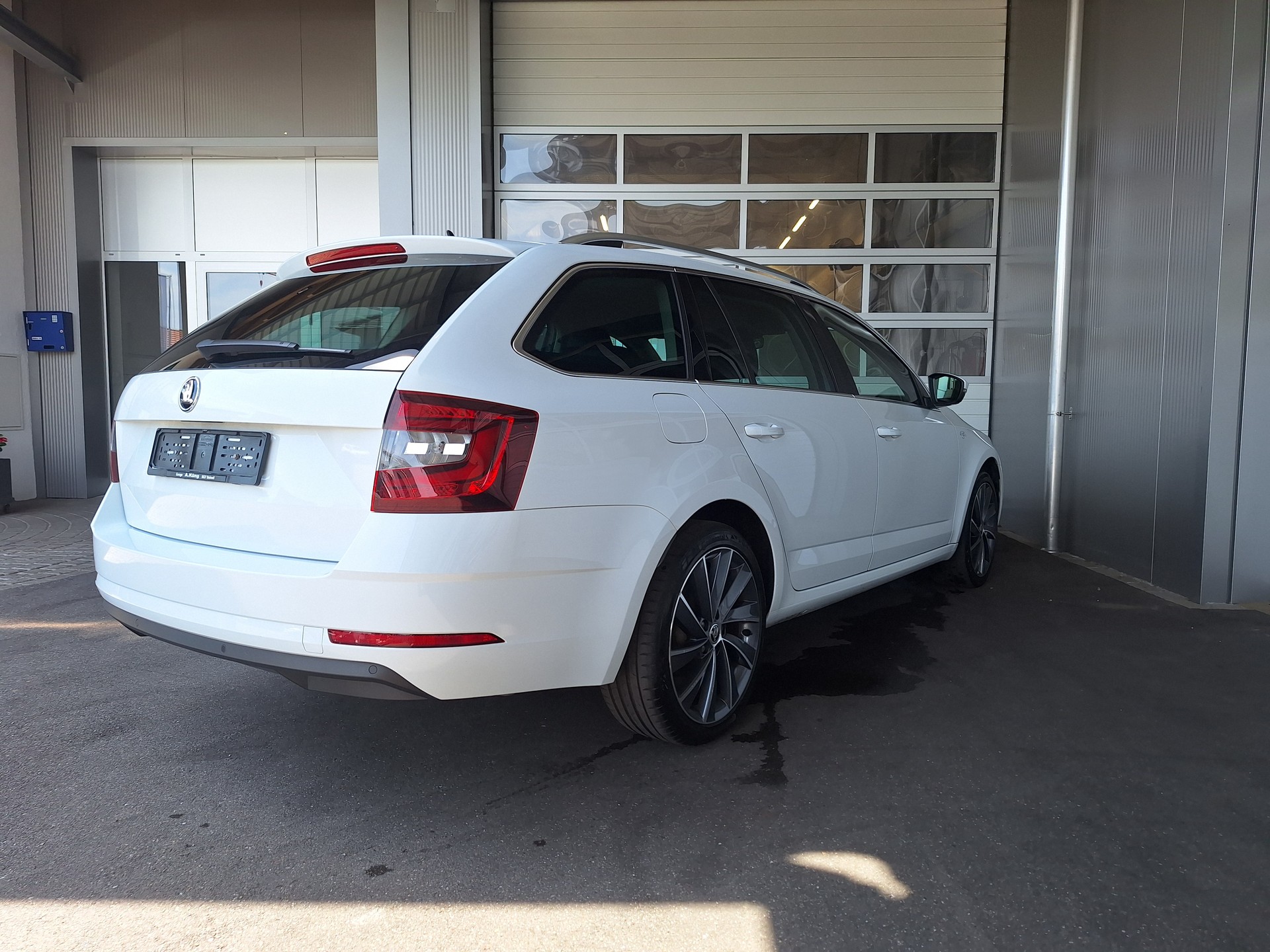 SKODA Octavia Combi 1.8 TSI L&K 4x4 DSG-image-4
