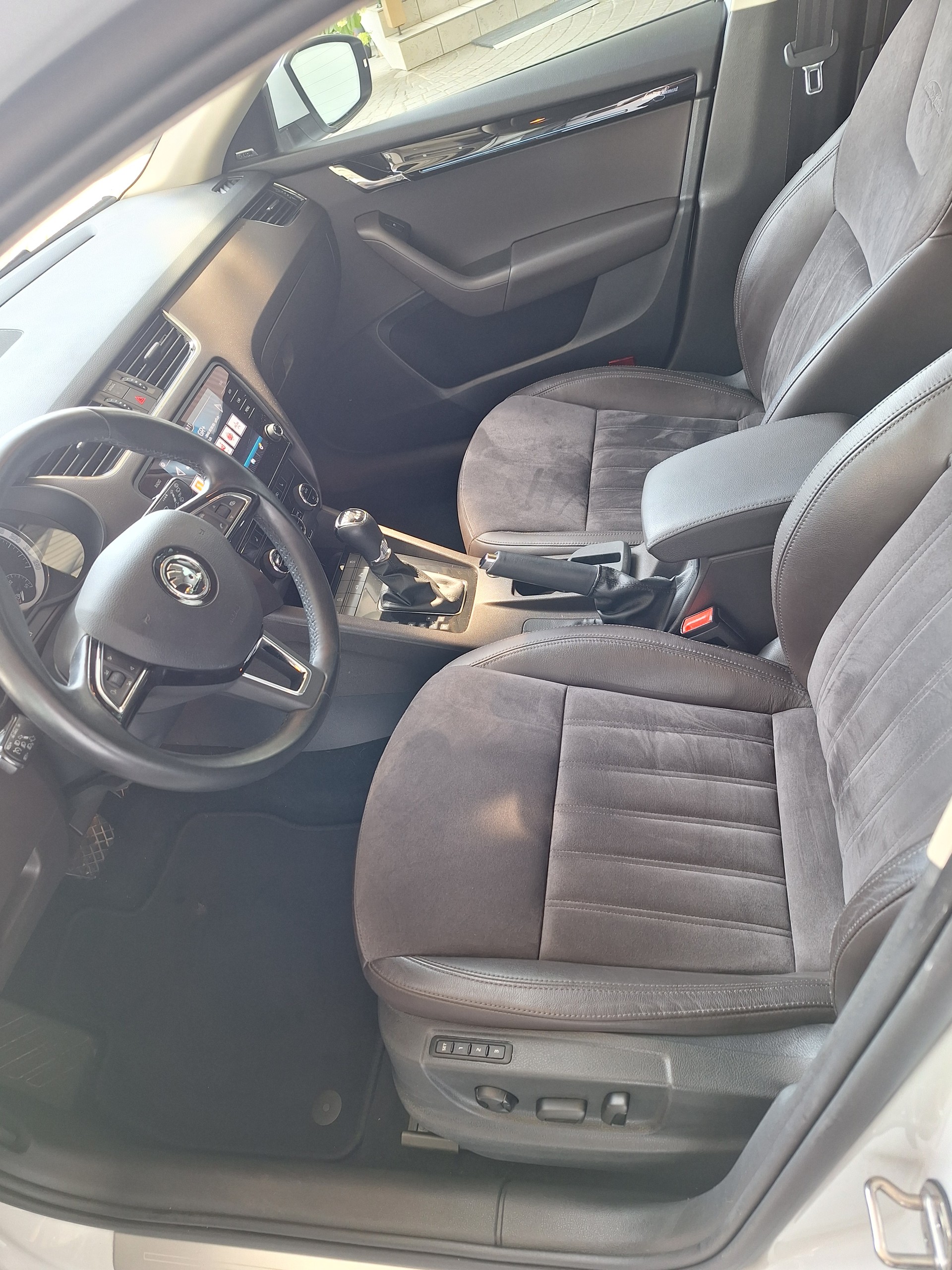SKODA Octavia Combi 1.8 TSI L&K 4x4 DSG-image-8