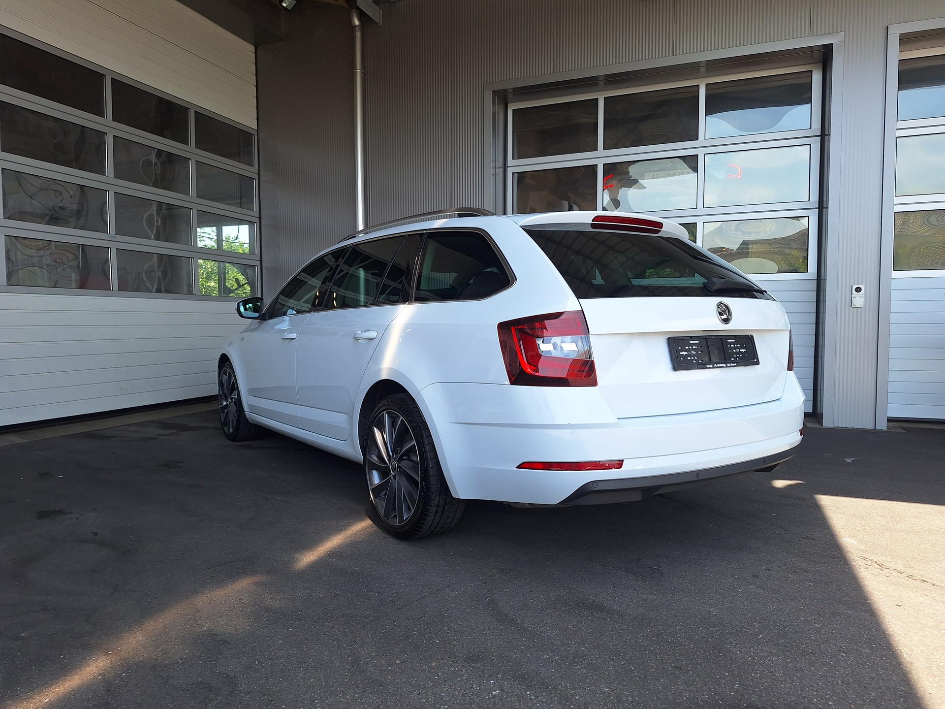 SKODA Octavia Combi 1.8 TSI L&K 4x4 DSG-image-3
