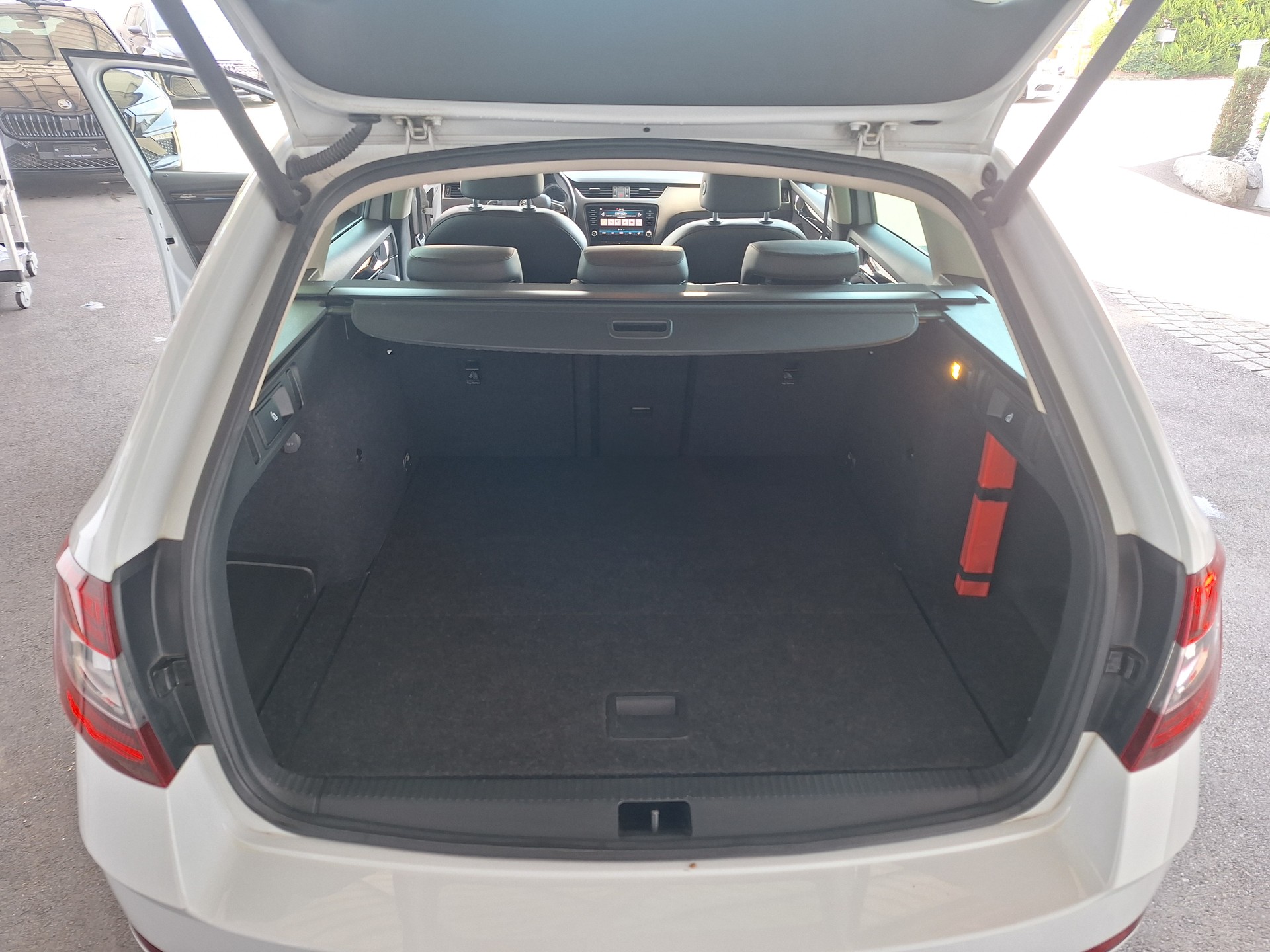 SKODA Octavia Combi 1.8 TSI L&K 4x4 DSG-image-7