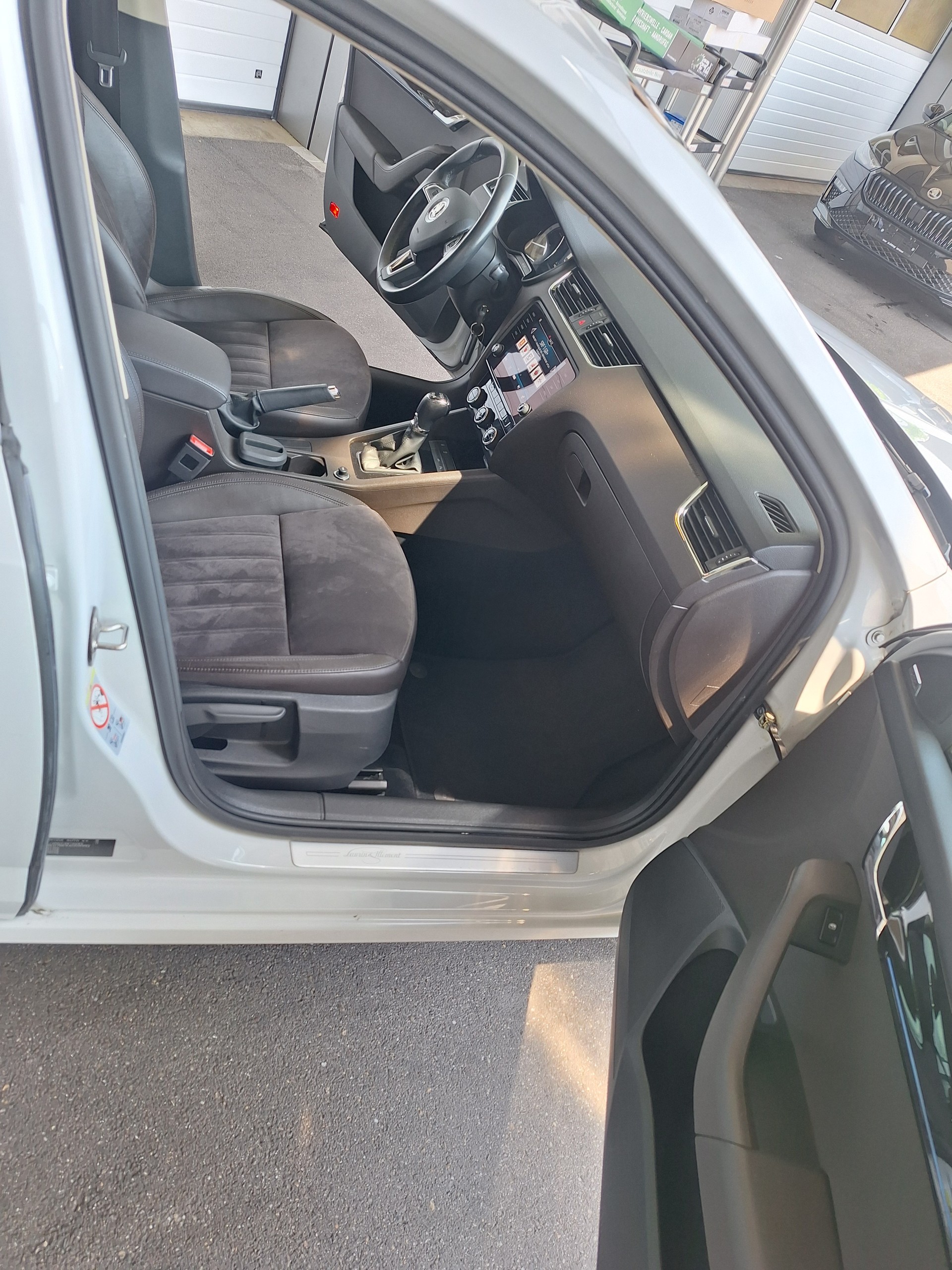 SKODA Octavia Combi 1.8 TSI L&K 4x4 DSG-image-5