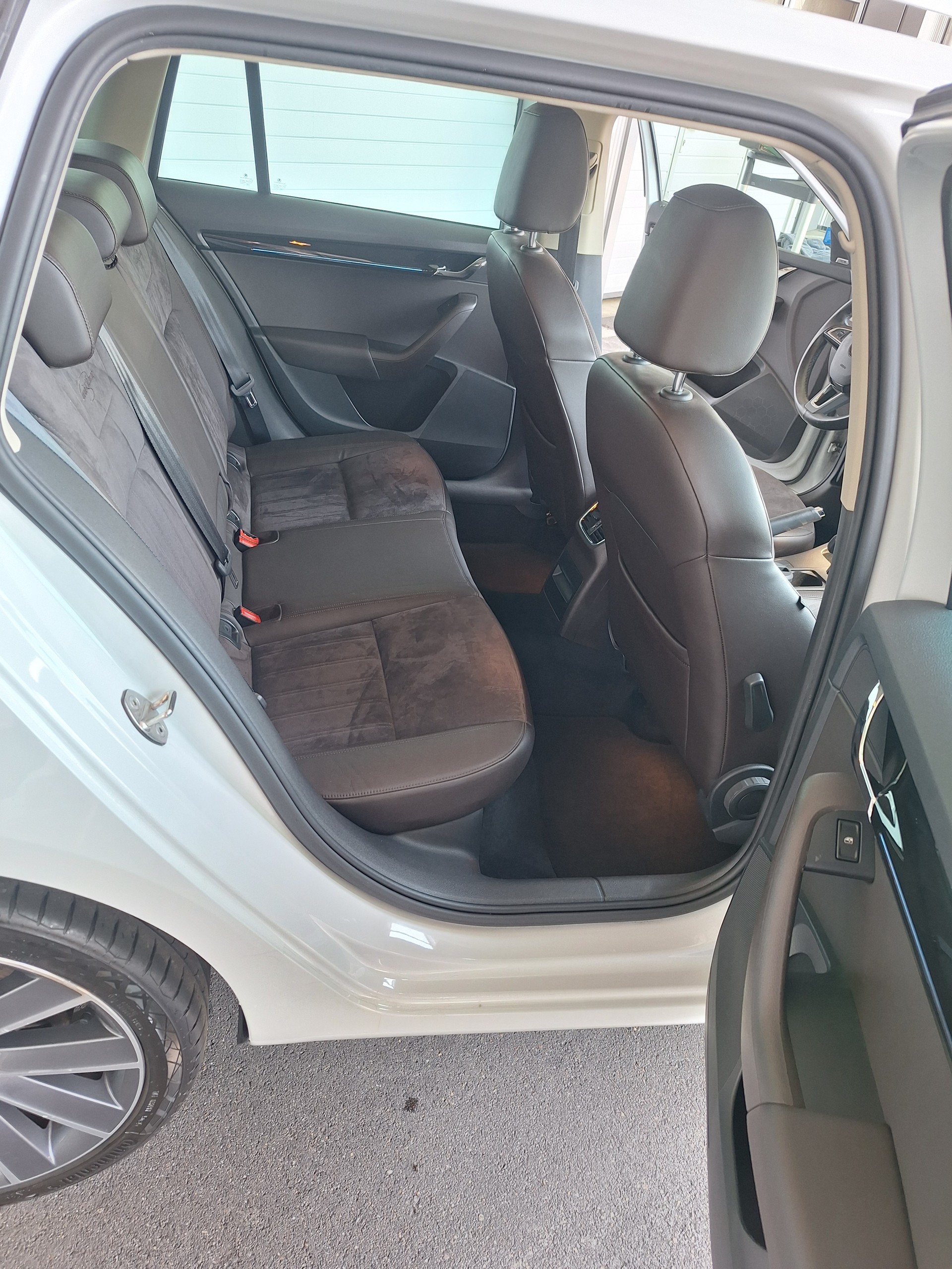 SKODA Octavia Combi 1.8 TSI L&K 4x4 DSG-image-6