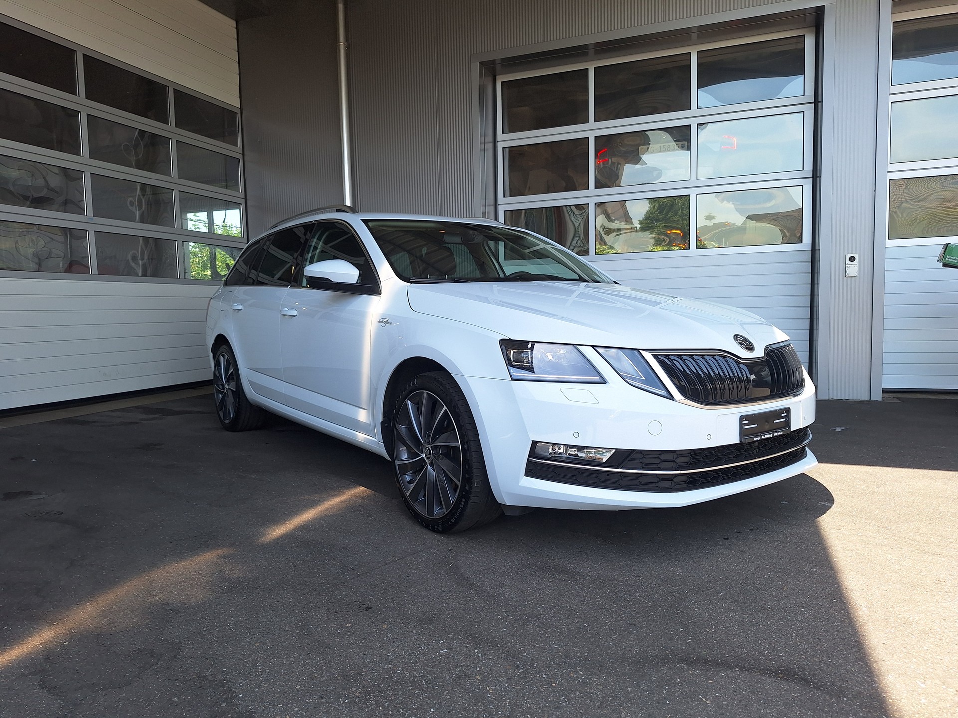 SKODA Octavia Combi 1.8 TSI L&K 4x4 DSG-image-0