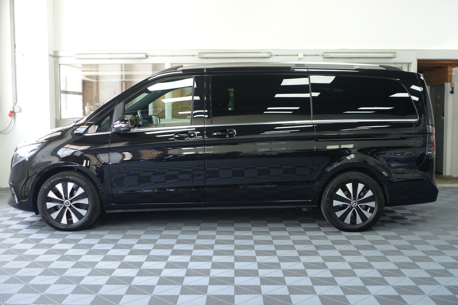 MERCEDES-BENZ V 300 d lang Avantgarde 4Matic 7-Pl.-image-4