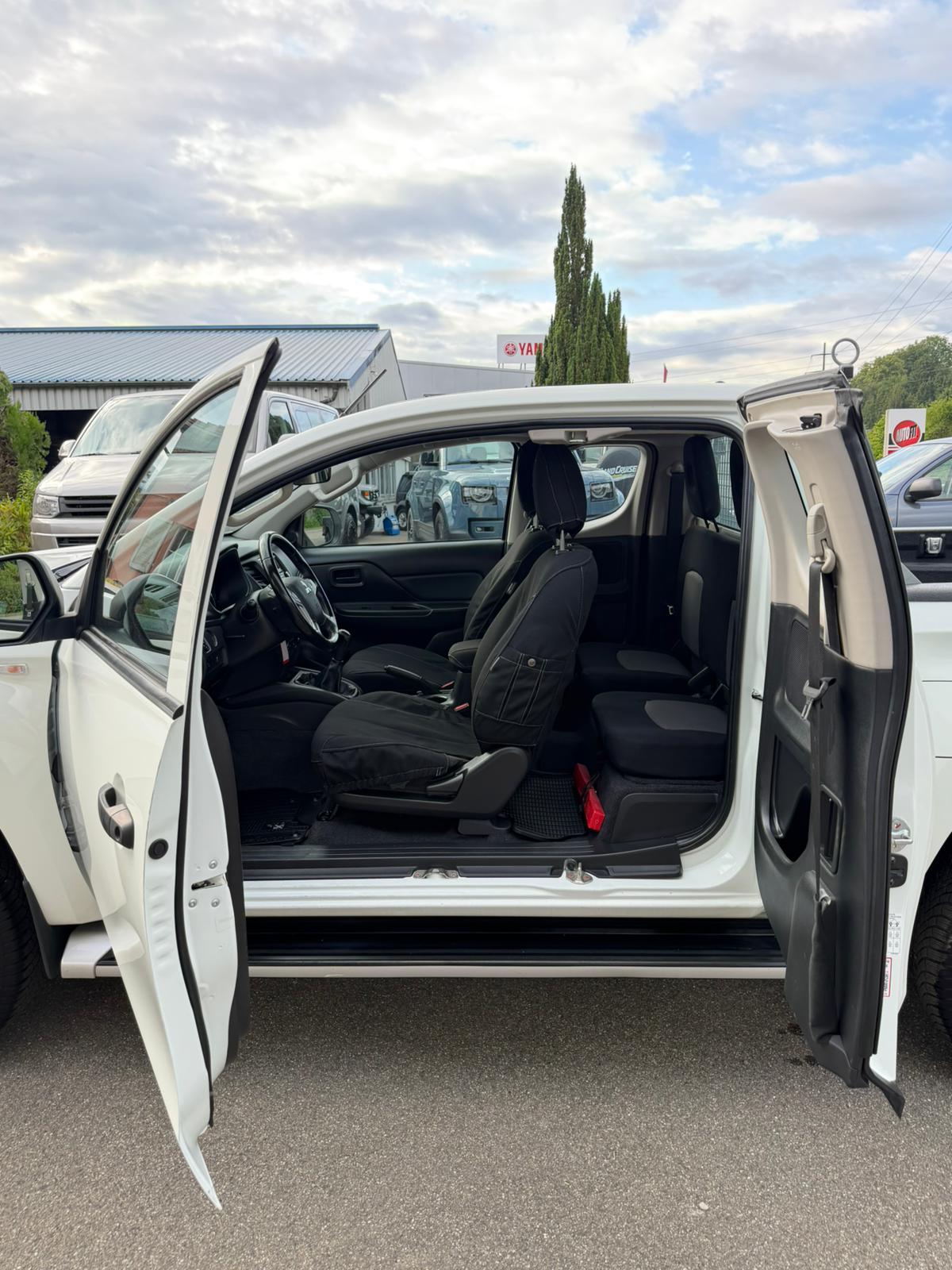 MITSUBISHI L 200 2.2 Value Club Cab-image-12