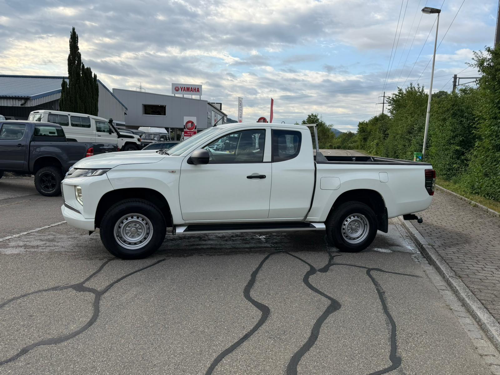 MITSUBISHI L 200 2.2 Value Club Cab-image-3