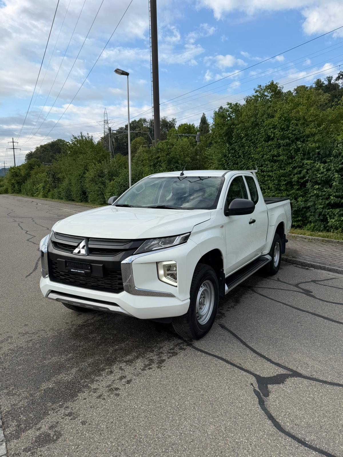 MITSUBISHI L 200 2.2 Value Club Cab-image-2