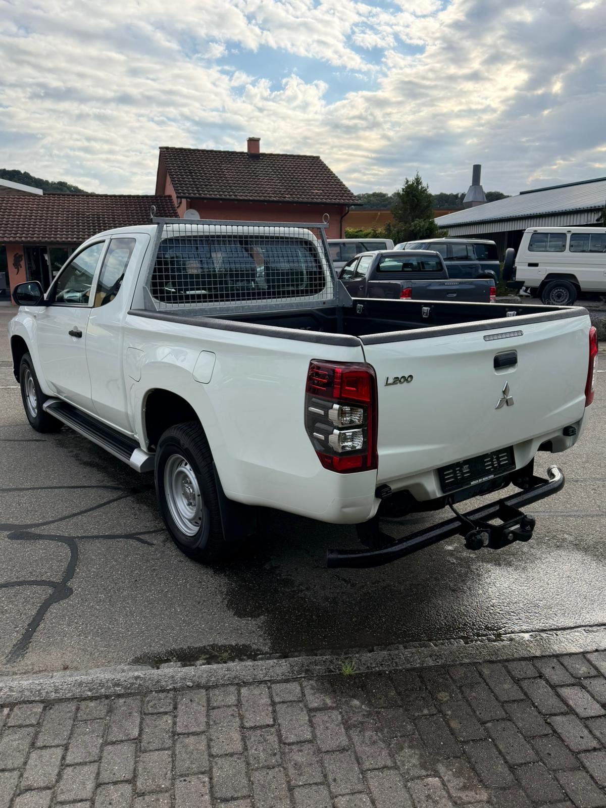 MITSUBISHI L 200 2.2 Value Club Cab-image-4