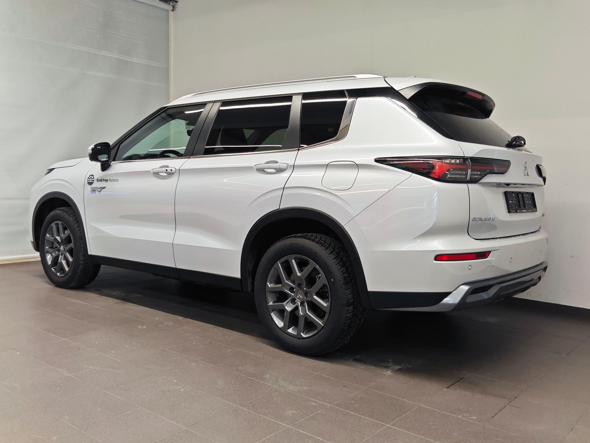 MITSUBISHI Outlander 2.4 PHEV Intense 4x4-image-3