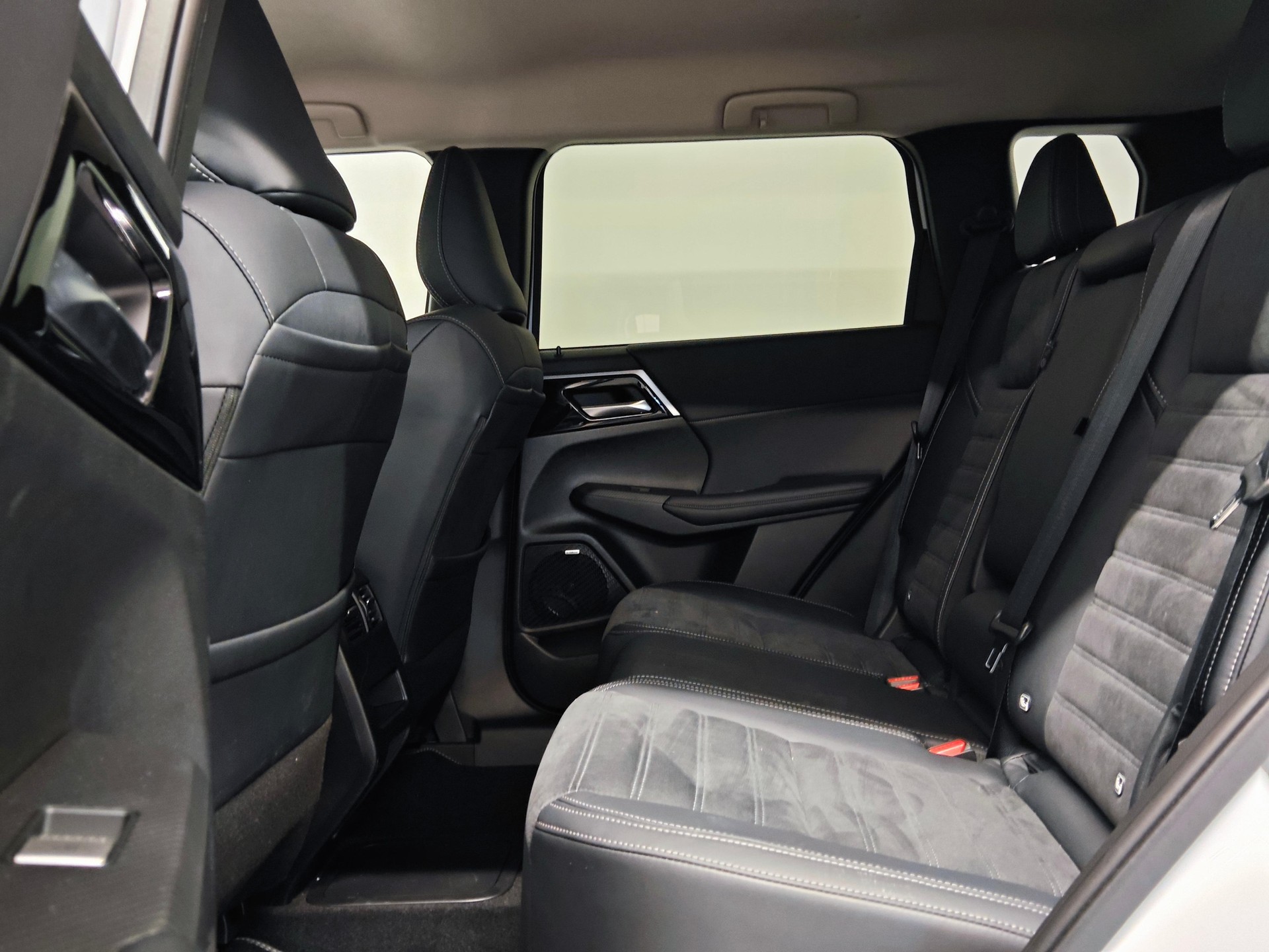 MITSUBISHI Outlander 2.4 PHEV Intense 4x4-image-7