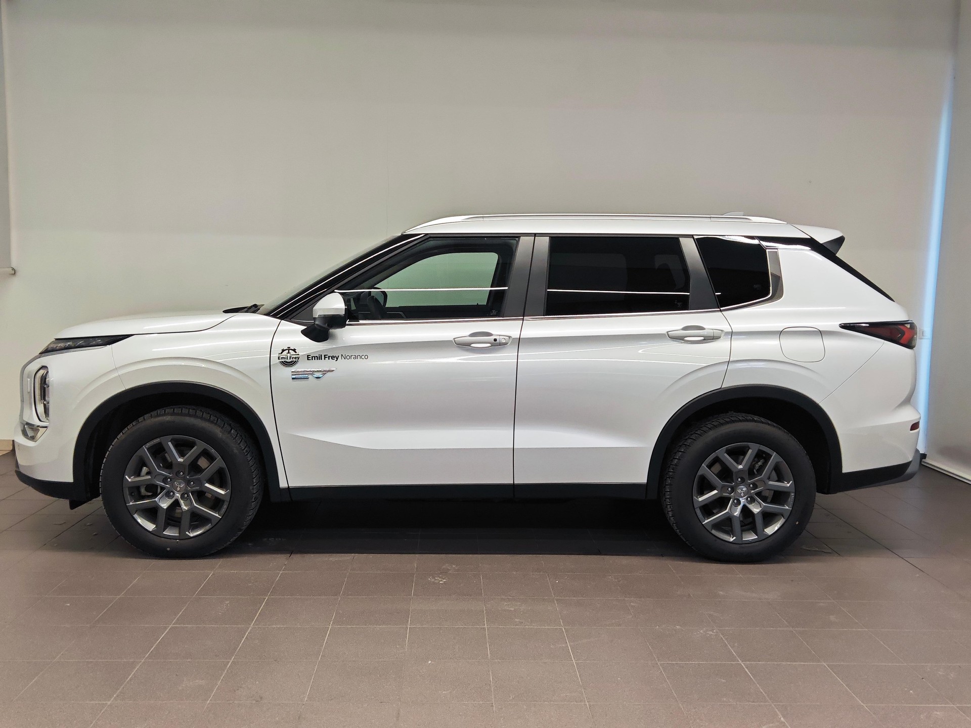 MITSUBISHI Outlander 2.4 PHEV Intense 4x4-image-2