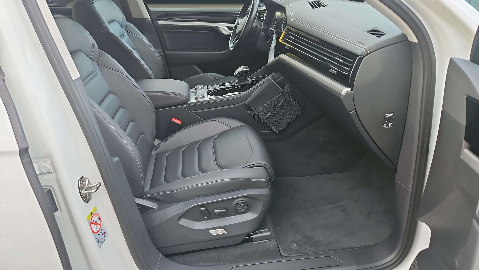 VW Touareg 3.0 TDI Tiptronic 286PS mit AHK & Luftfederung + Panoramadach-image-11