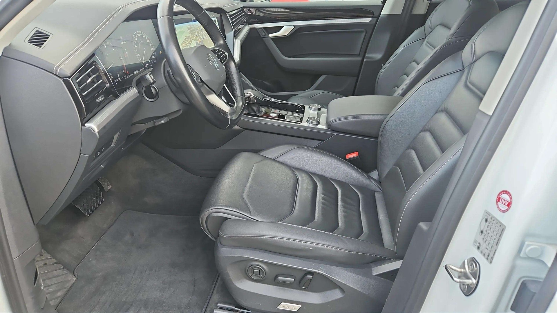 VW Touareg 3.0 TDI Tiptronic 286PS mit AHK & Luftfederung + Panoramadach-image-10