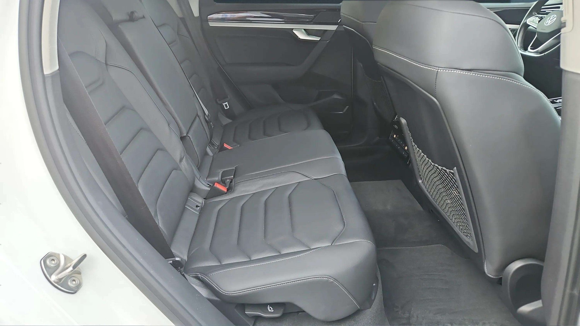 VW Touareg 3.0 TDI Tiptronic 286PS mit AHK & Luftfederung + Panoramadach-image-13