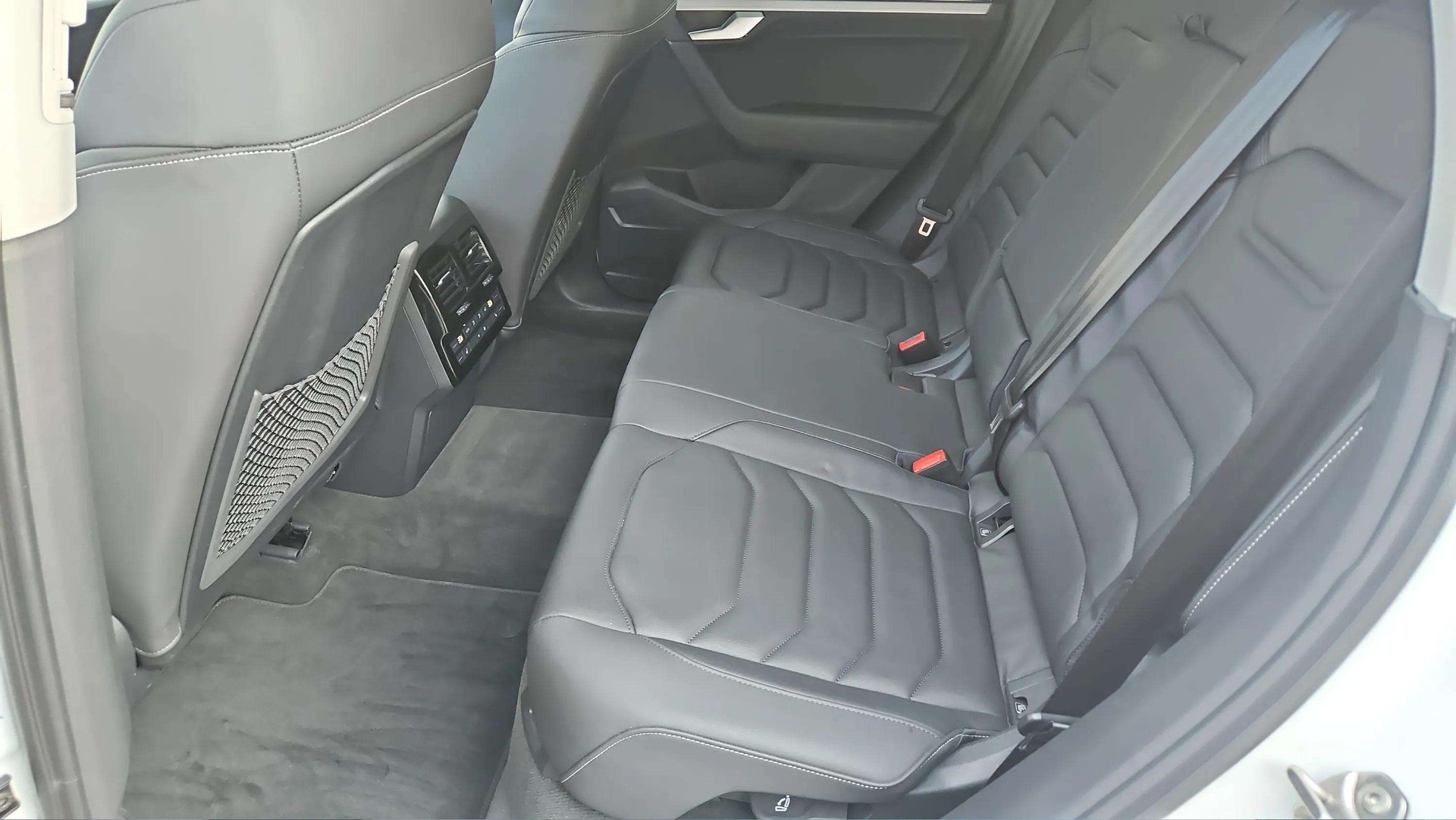 VW Touareg 3.0 TDI Tiptronic 286PS mit AHK & Luftfederung + Panoramadach-image-12