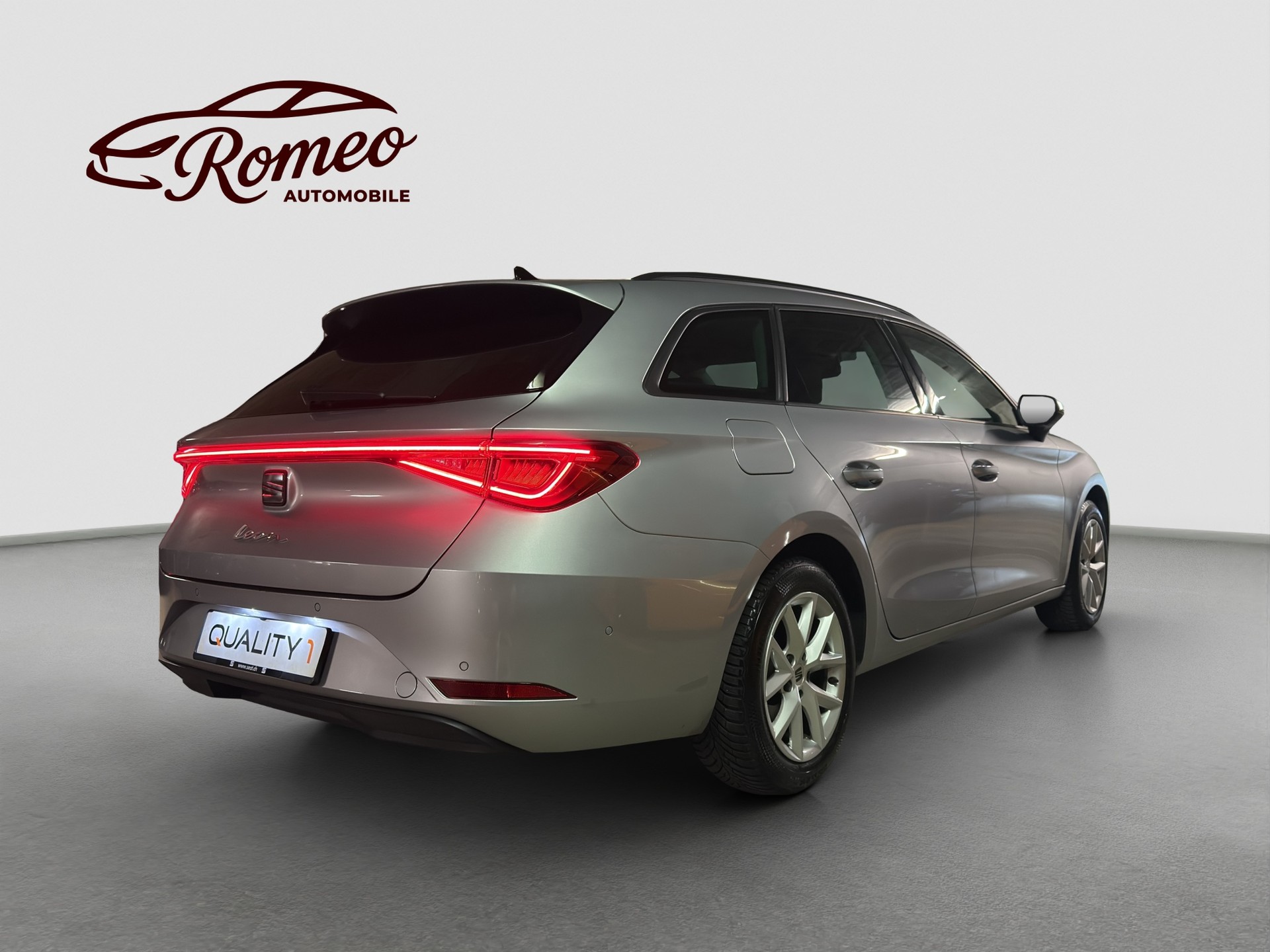 SEAT Leon ST 2.0 TDI EVO DSG Style ** Ab MFK & Service ** 1. Hand **-image-3