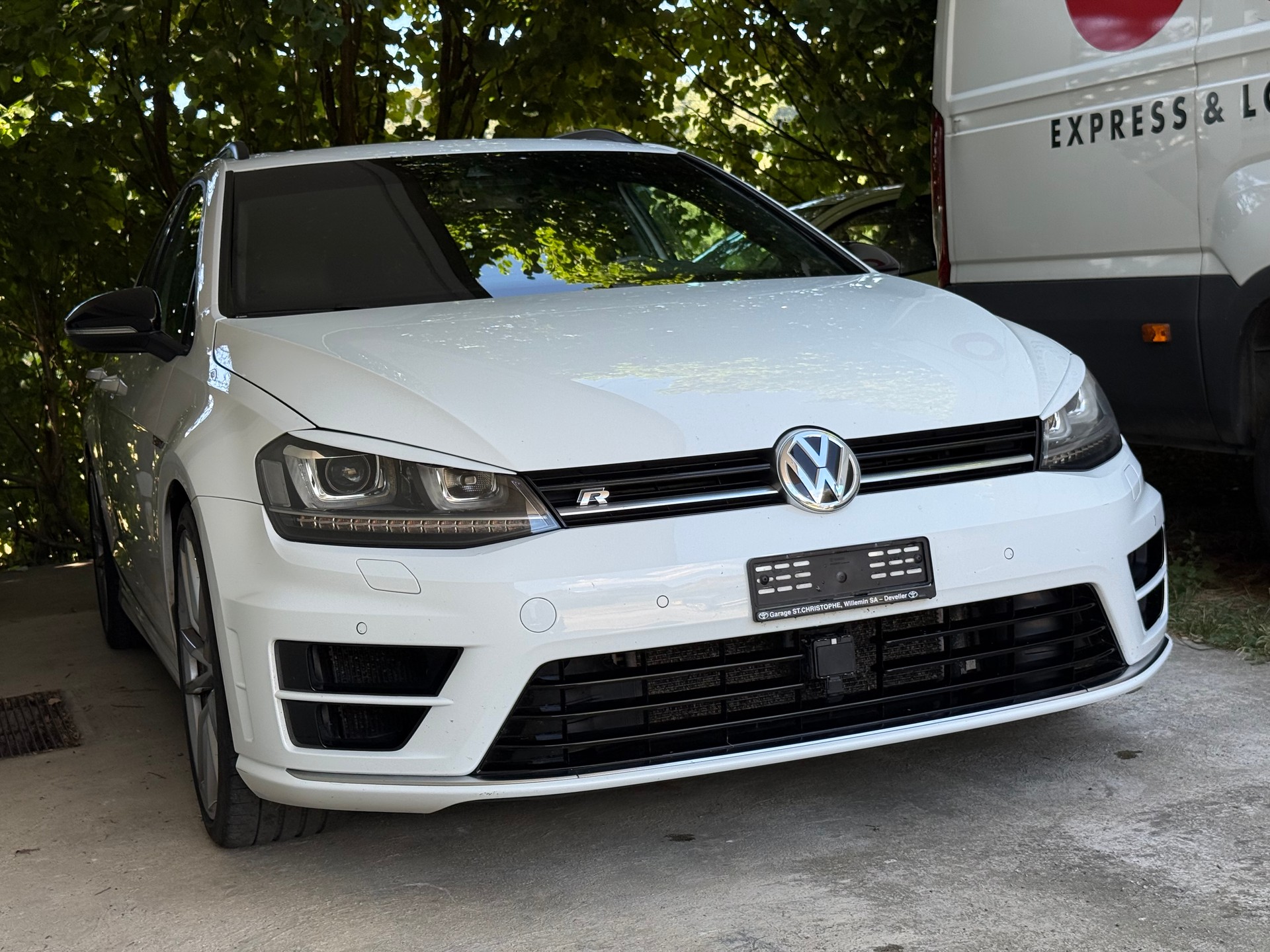 VW Golf Variant 2.0 TSI R 4 Motion DSG-image-12