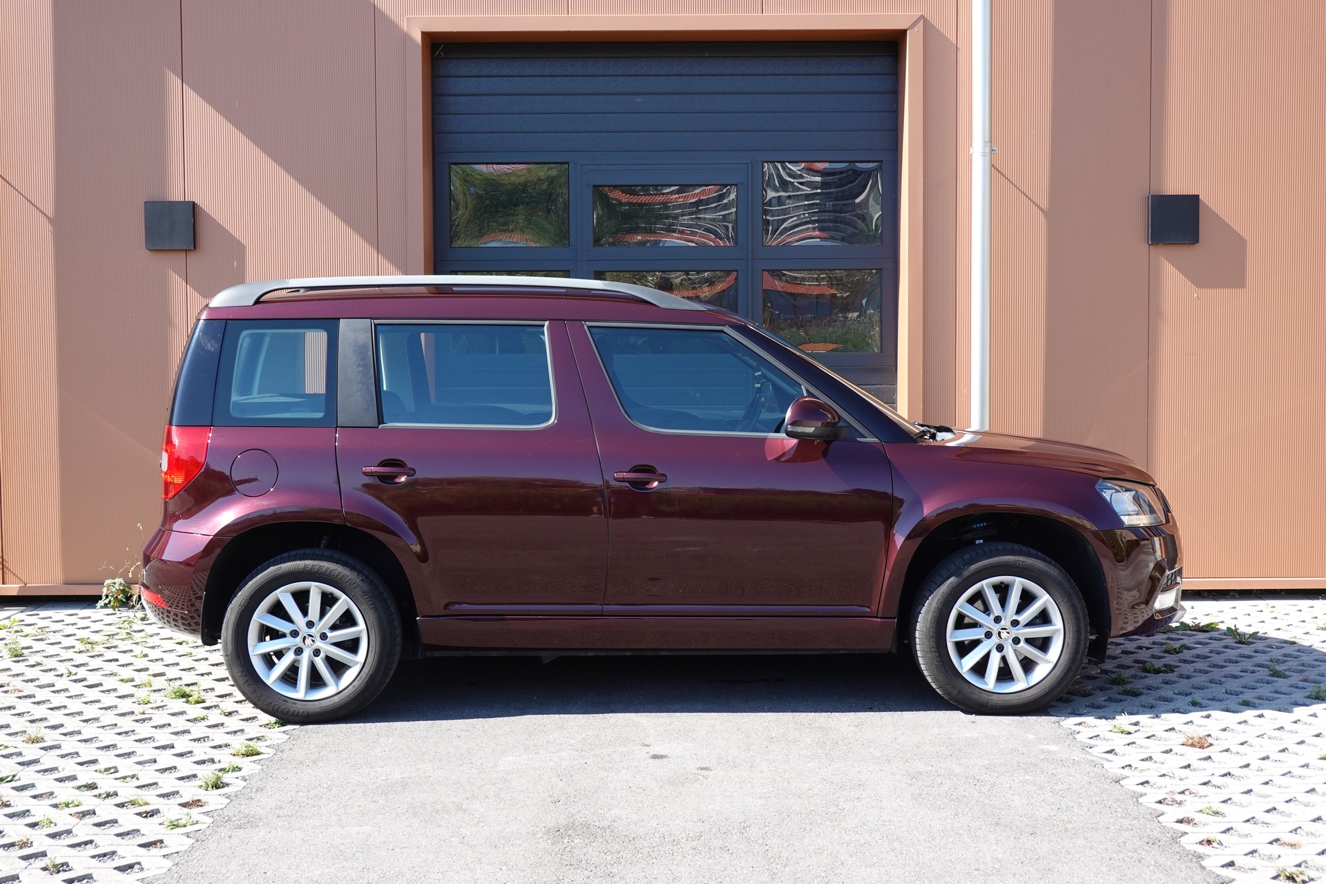 SKODA Yeti 1.2 TSI DSG -"* CH Fahrzeug * 8 Roues * Phares Auto * Capteur stationnement * Tempomat * Clim Auto *-image-3