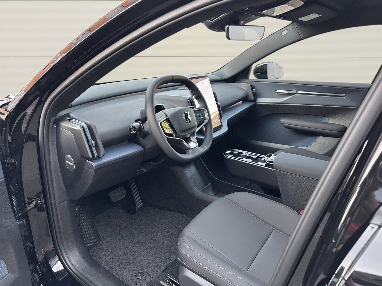 VOLVO EX30 E60 Twin Ultra Performance Sw. Black Ed. AWD-image-6