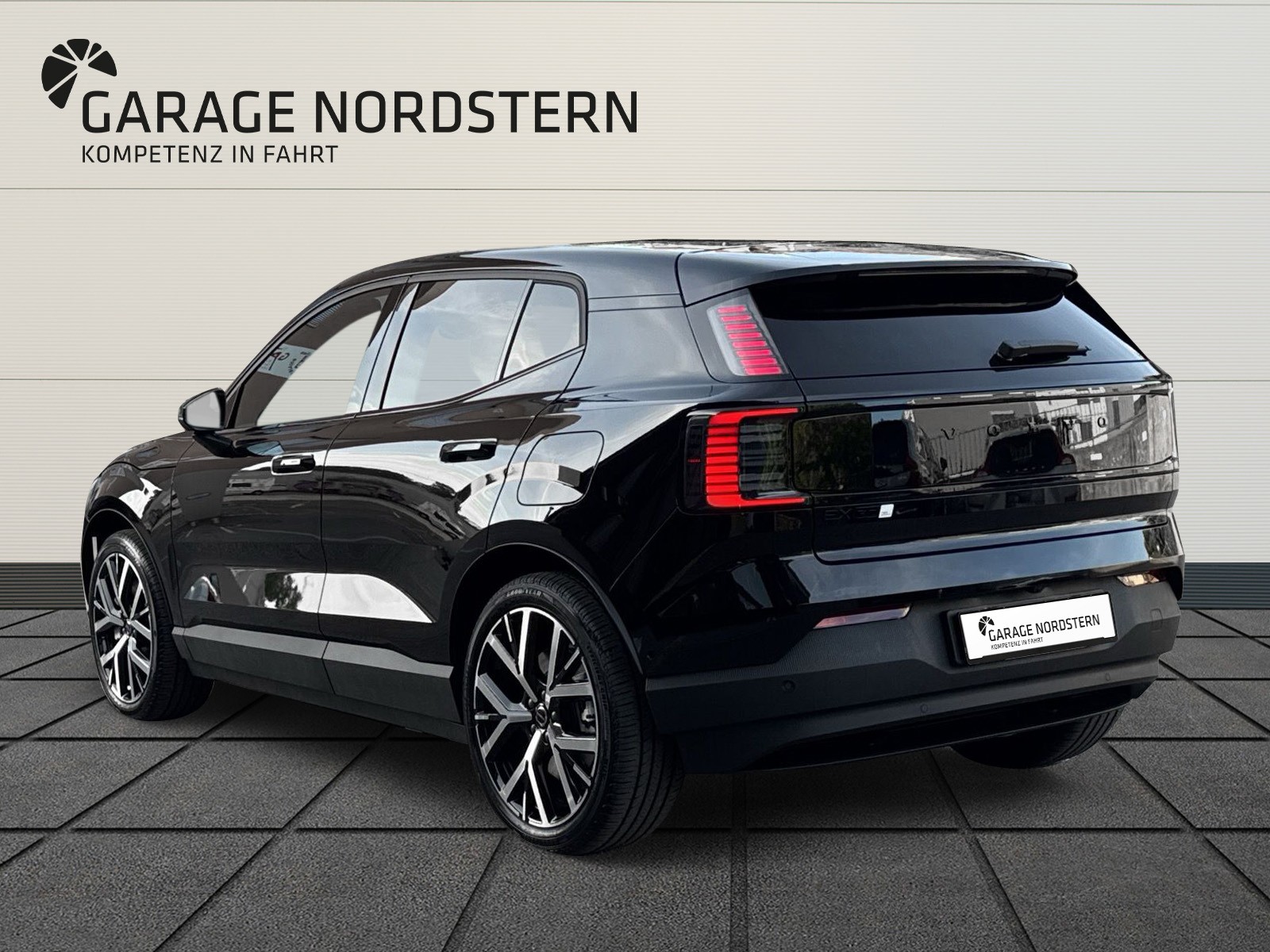 VOLVO EX30 E60 Twin Ultra Performance Sw. Black Ed. AWD-image-2