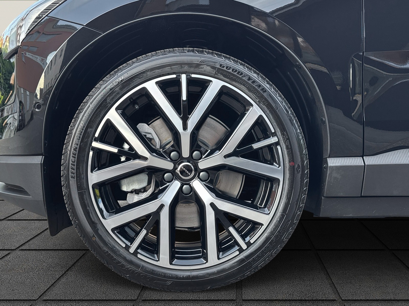 VOLVO EX30 E60 Twin Ultra Performance Sw. Black Ed. AWD-image-4