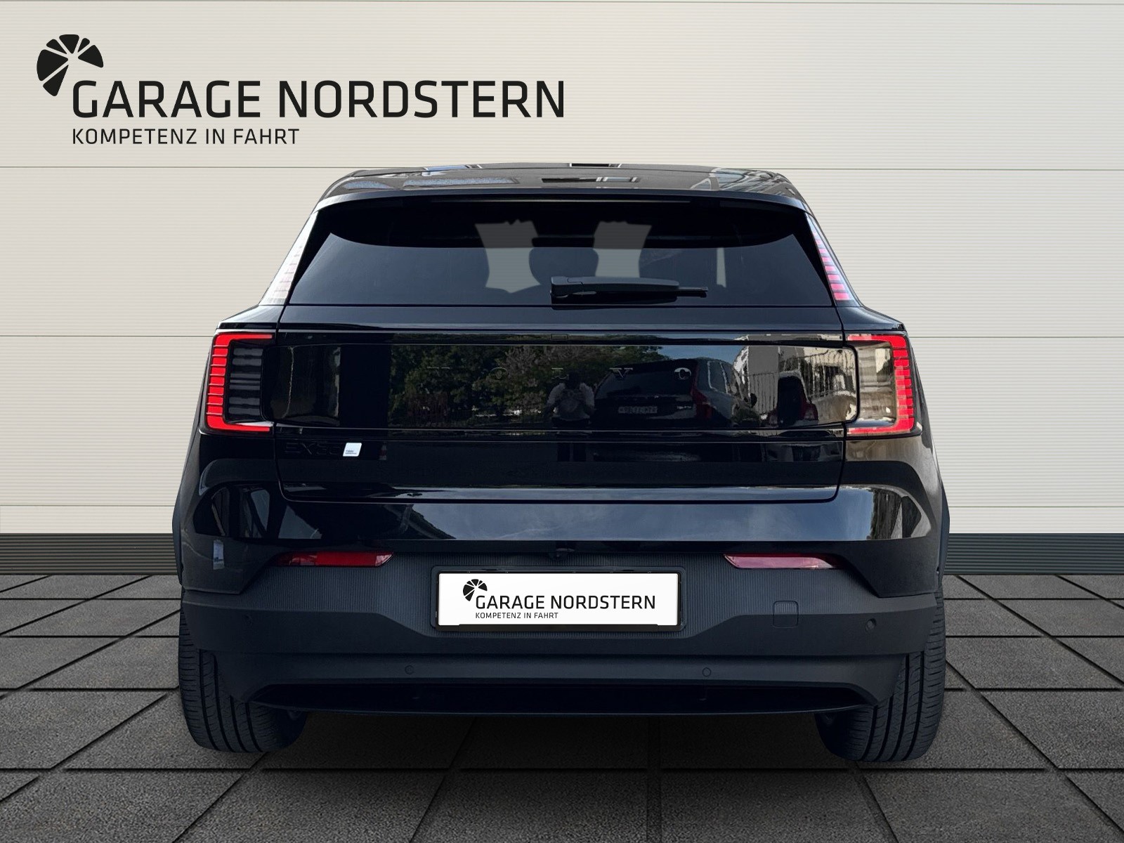 VOLVO EX30 E60 Twin Ultra Performance Sw. Black Ed. AWD-image-3