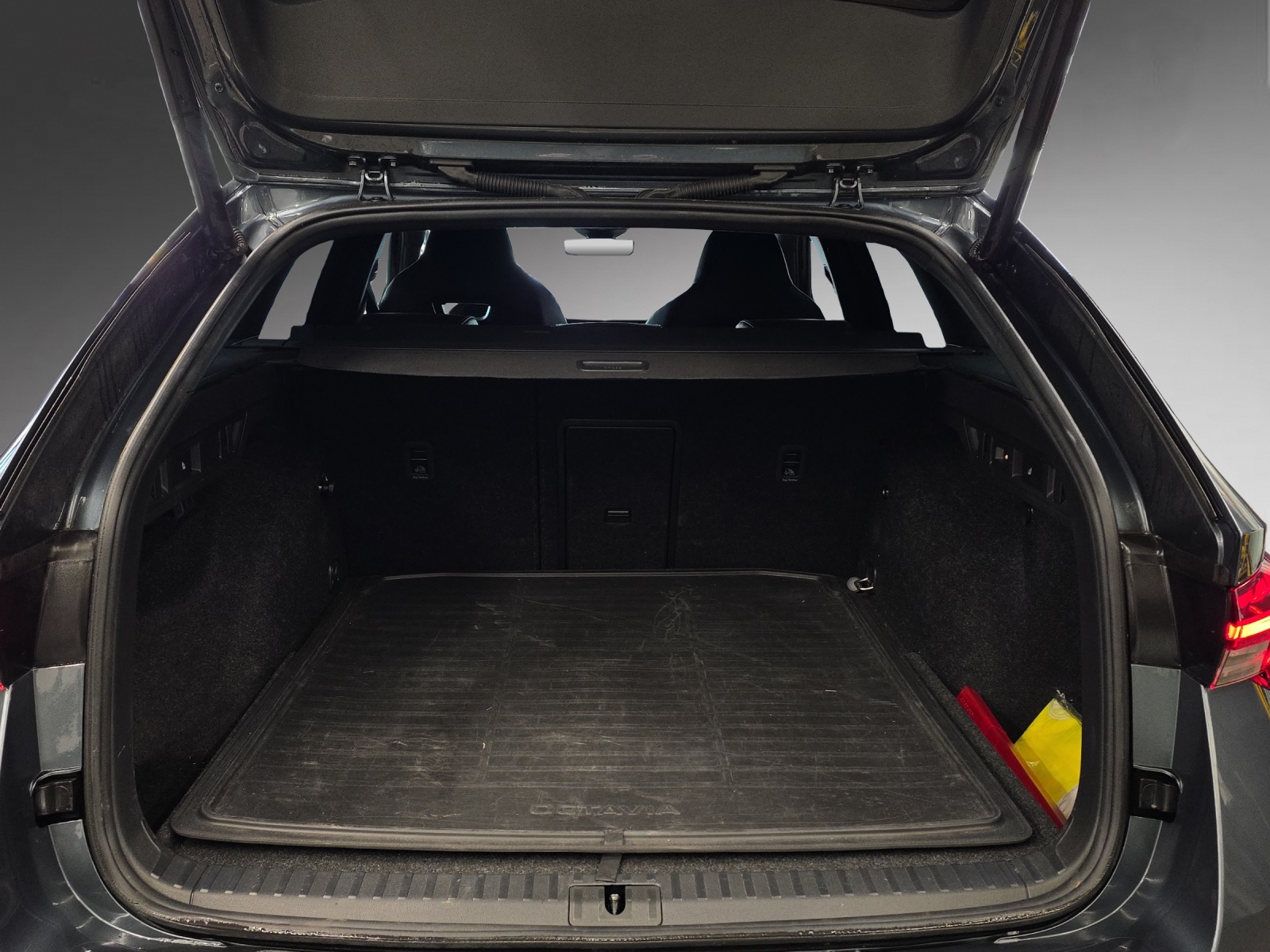 SKODA Octavia Combi 2.0 TSI DSG RS-image-9
