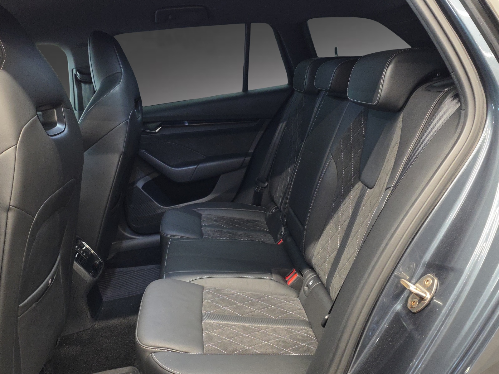 SKODA Octavia Combi 2.0 TSI DSG RS-image-6