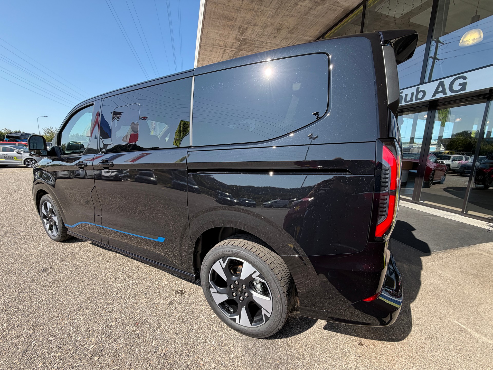 FORD Tourneo Bus 320 L1H1 Sport Automat 4x4-image-5