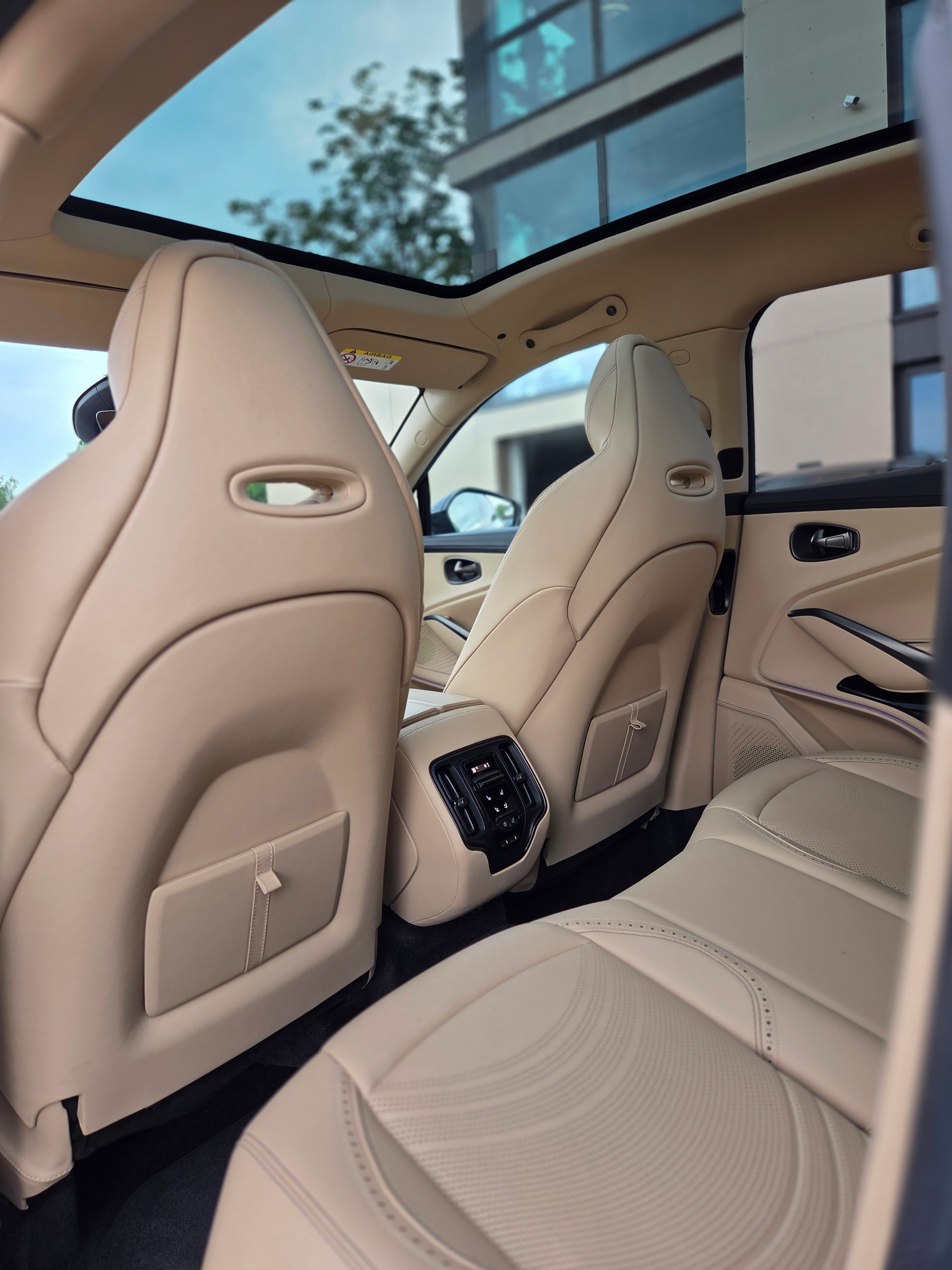 ASTON MARTIN DBX707 4.0 V8-image-10