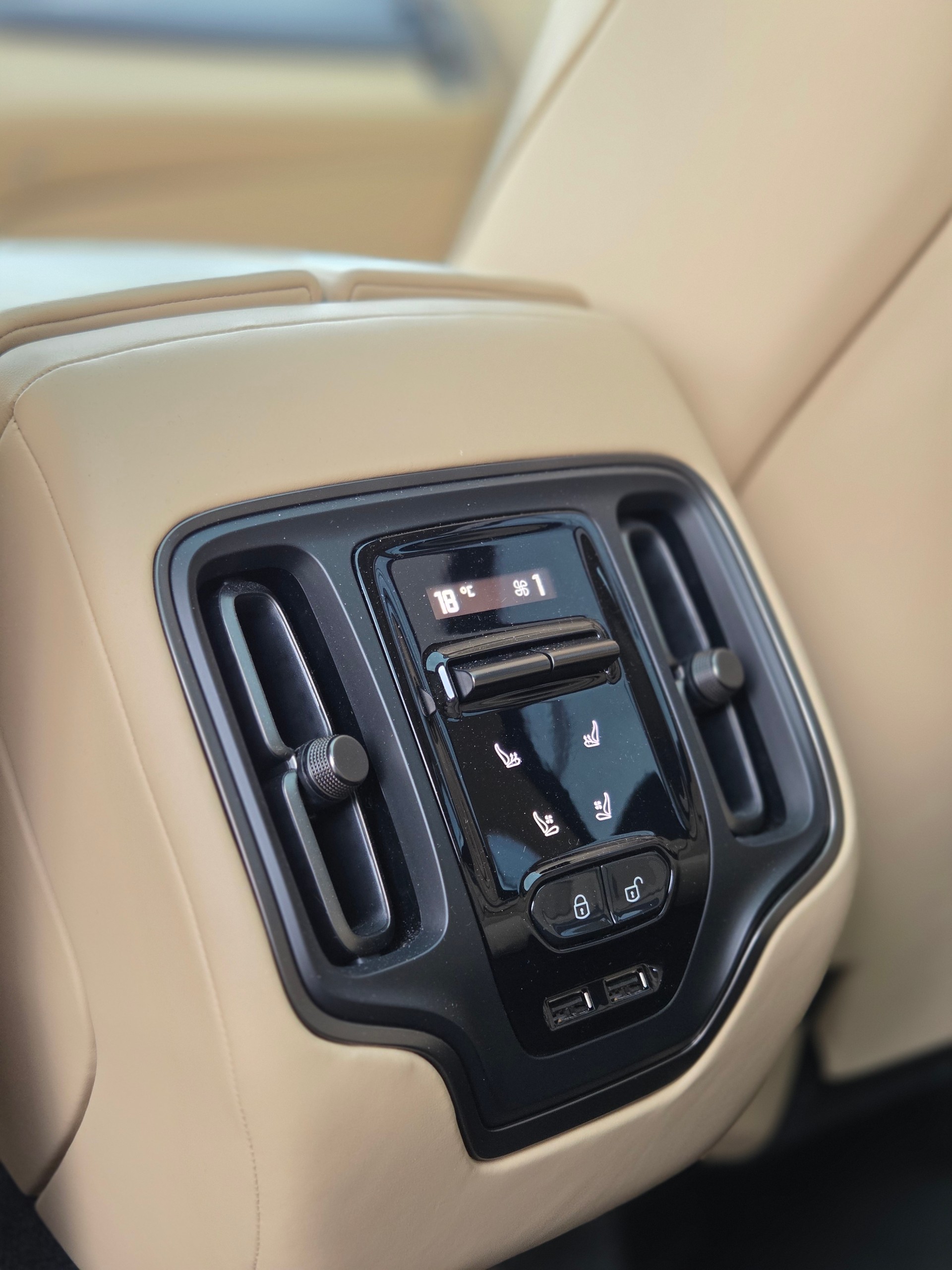 ASTON MARTIN DBX707 4.0 V8-image-11