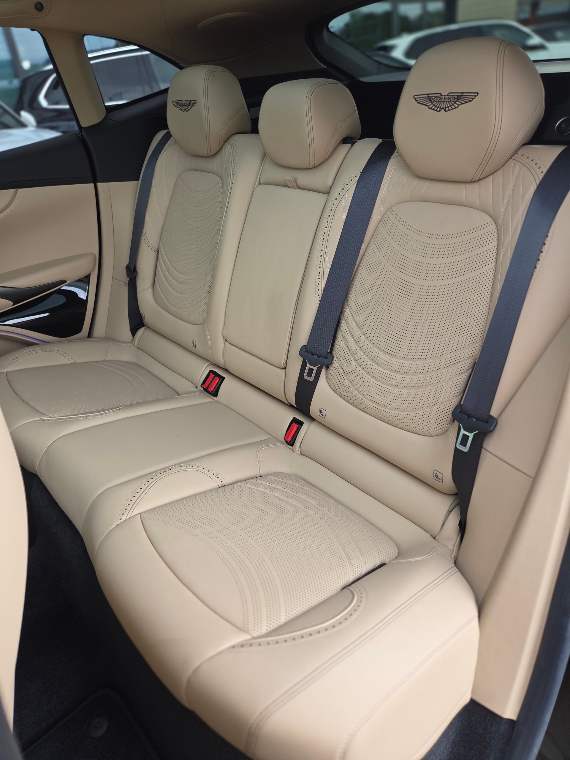 ASTON MARTIN DBX707 4.0 V8-image-9