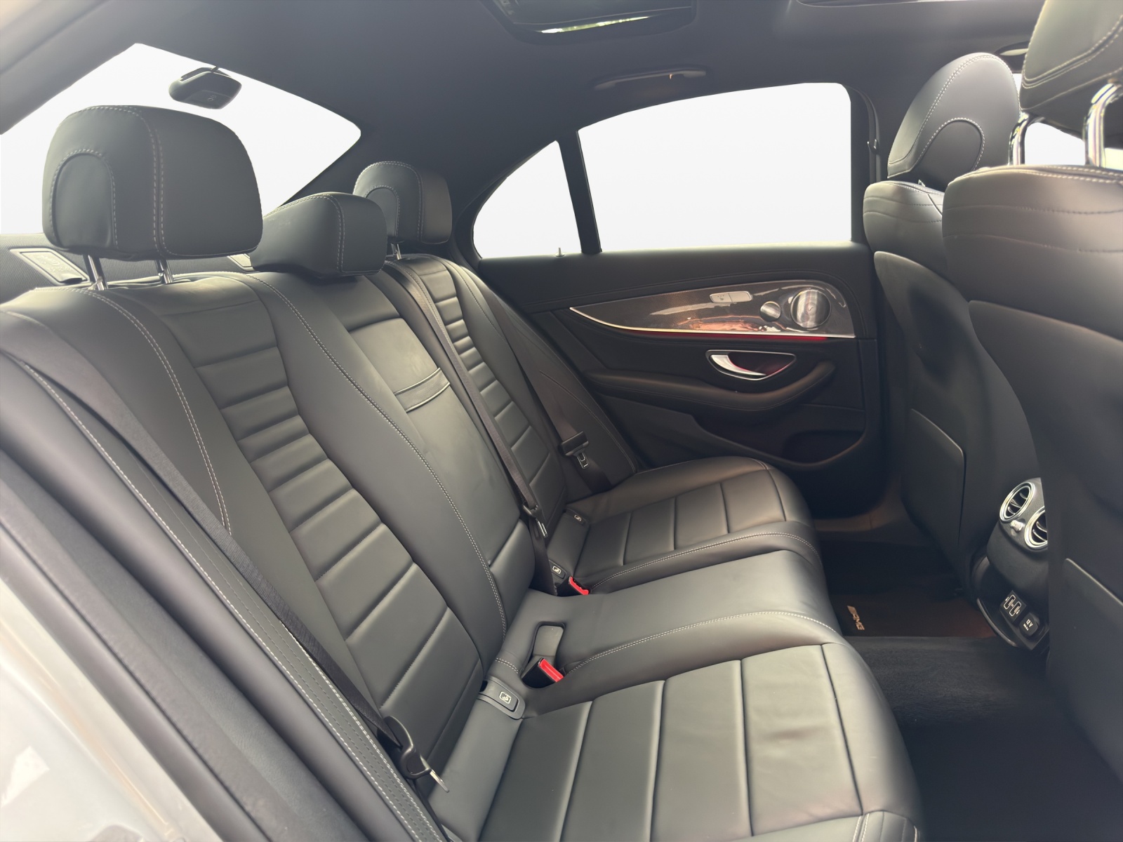 MERCEDES-BENZ E 220d Swiss Star AMG Line 4Matic 9G-Tronic-image-18