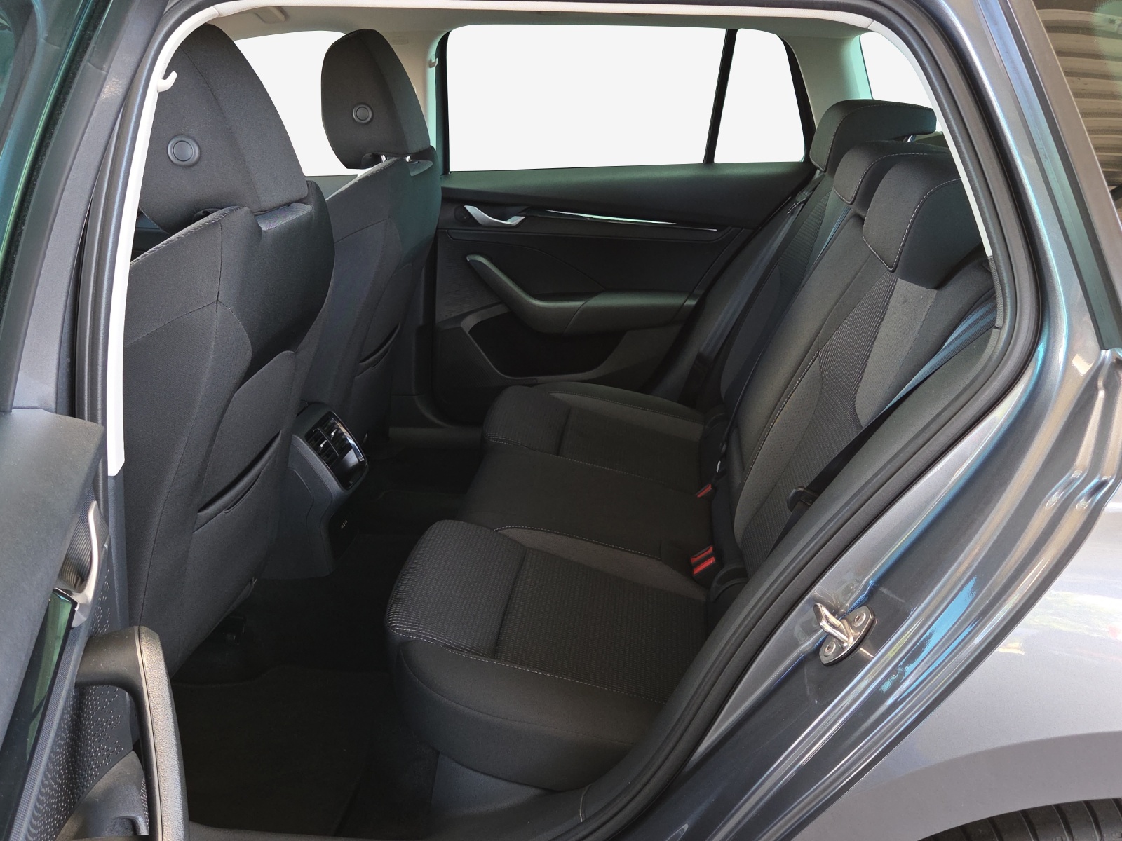 SKODA Octavia Combi 2.0 TDI DSG Selection-image-11