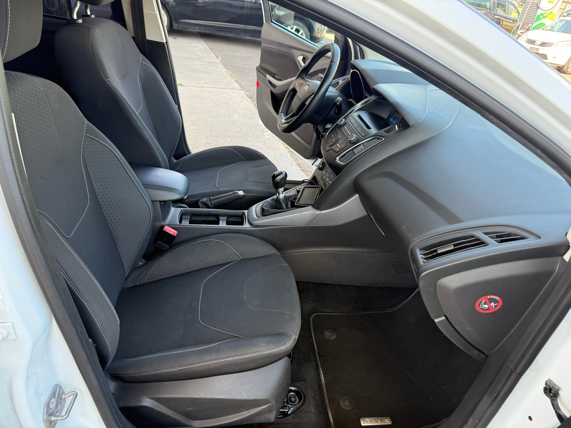 FORD Focus 1.0 SCTi Titanium-image-9