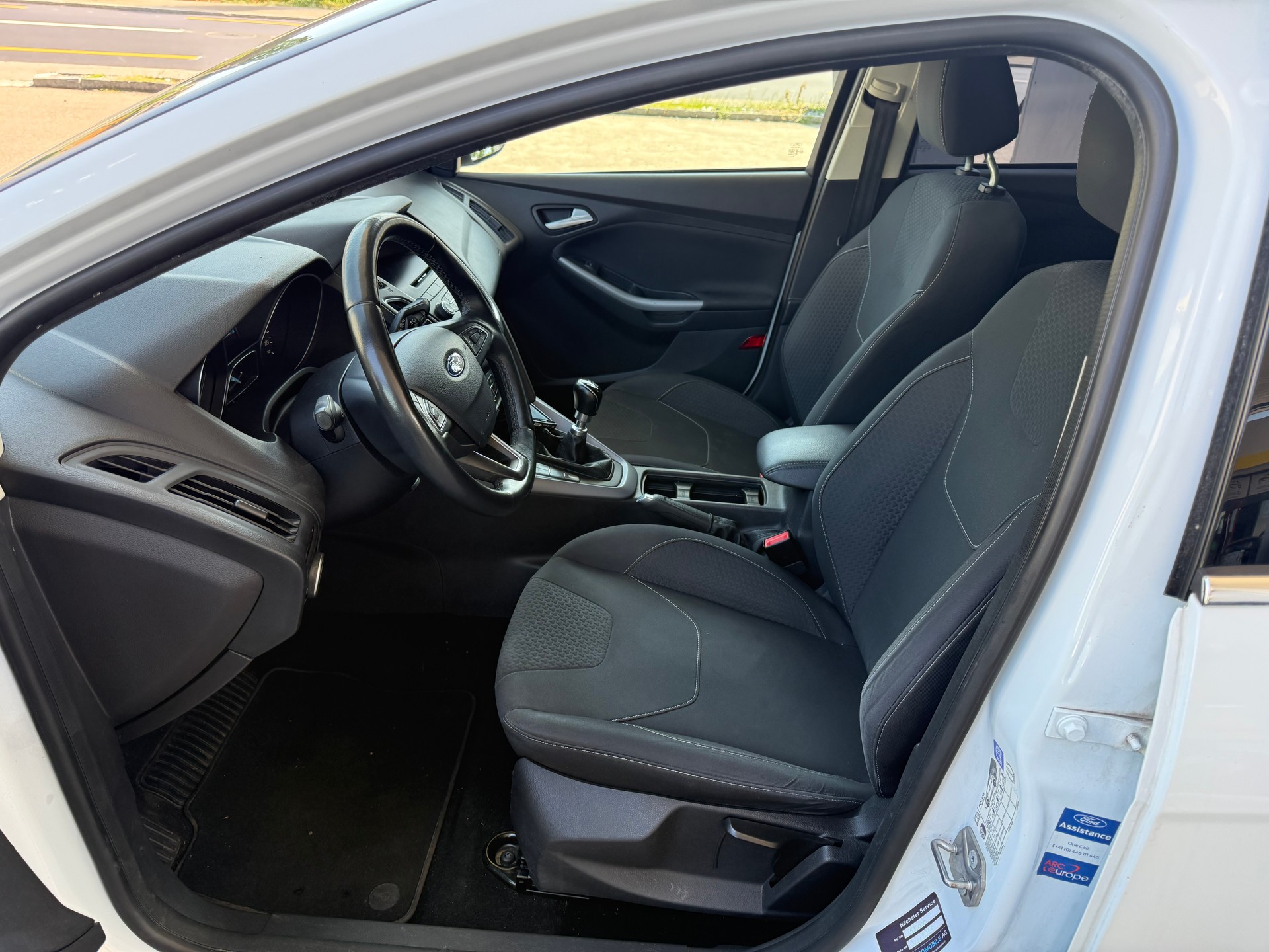 FORD Focus 1.0 SCTi Titanium-image-8