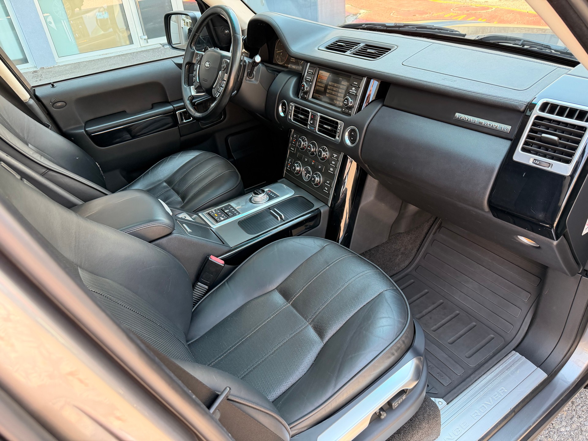 LAND ROVER Range Rover 4.4 TDV8 Vogue Automatic-image-14
