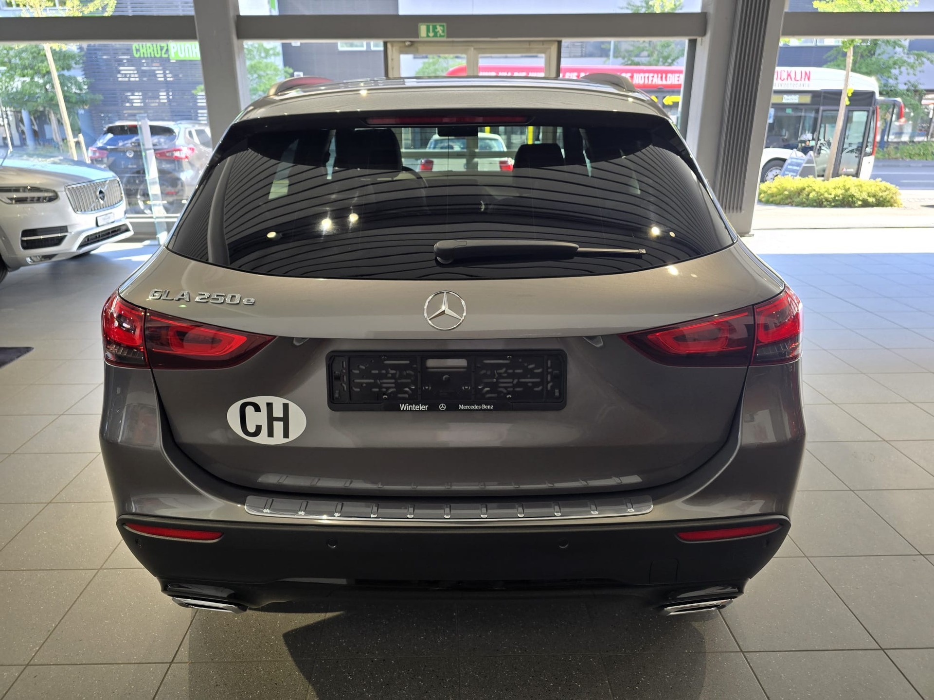 MERCEDES-BENZ GLA 250e Progressive 8G-DCT-image-4