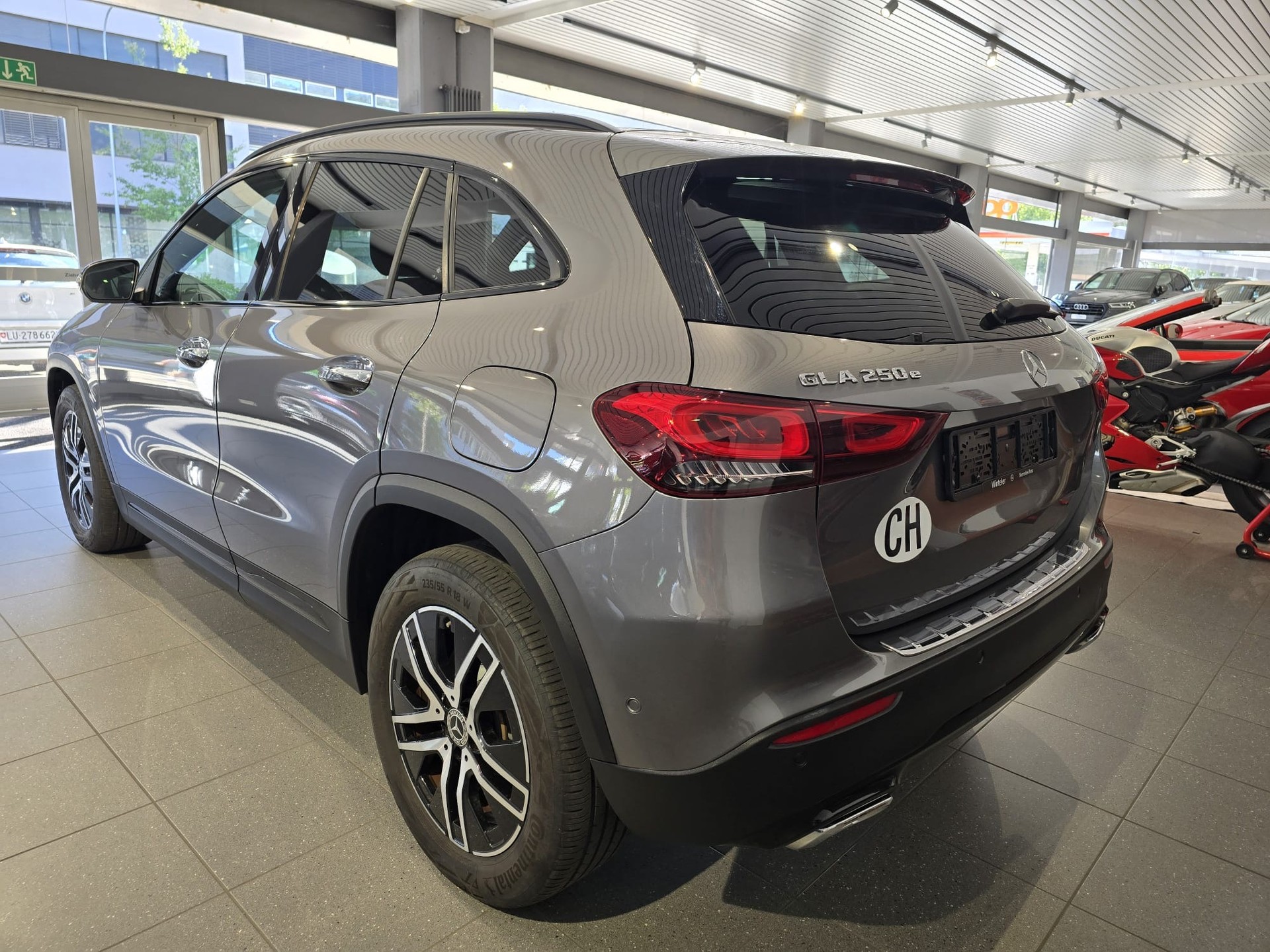 MERCEDES-BENZ GLA 250e Progressive 8G-DCT-image-5