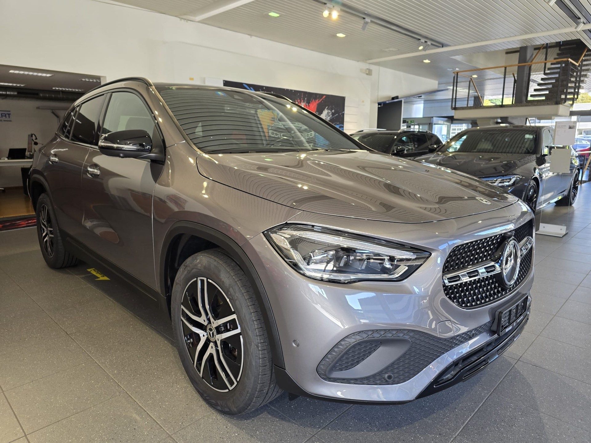 MERCEDES-BENZ GLA 250e Progressive 8G-DCT-image-2