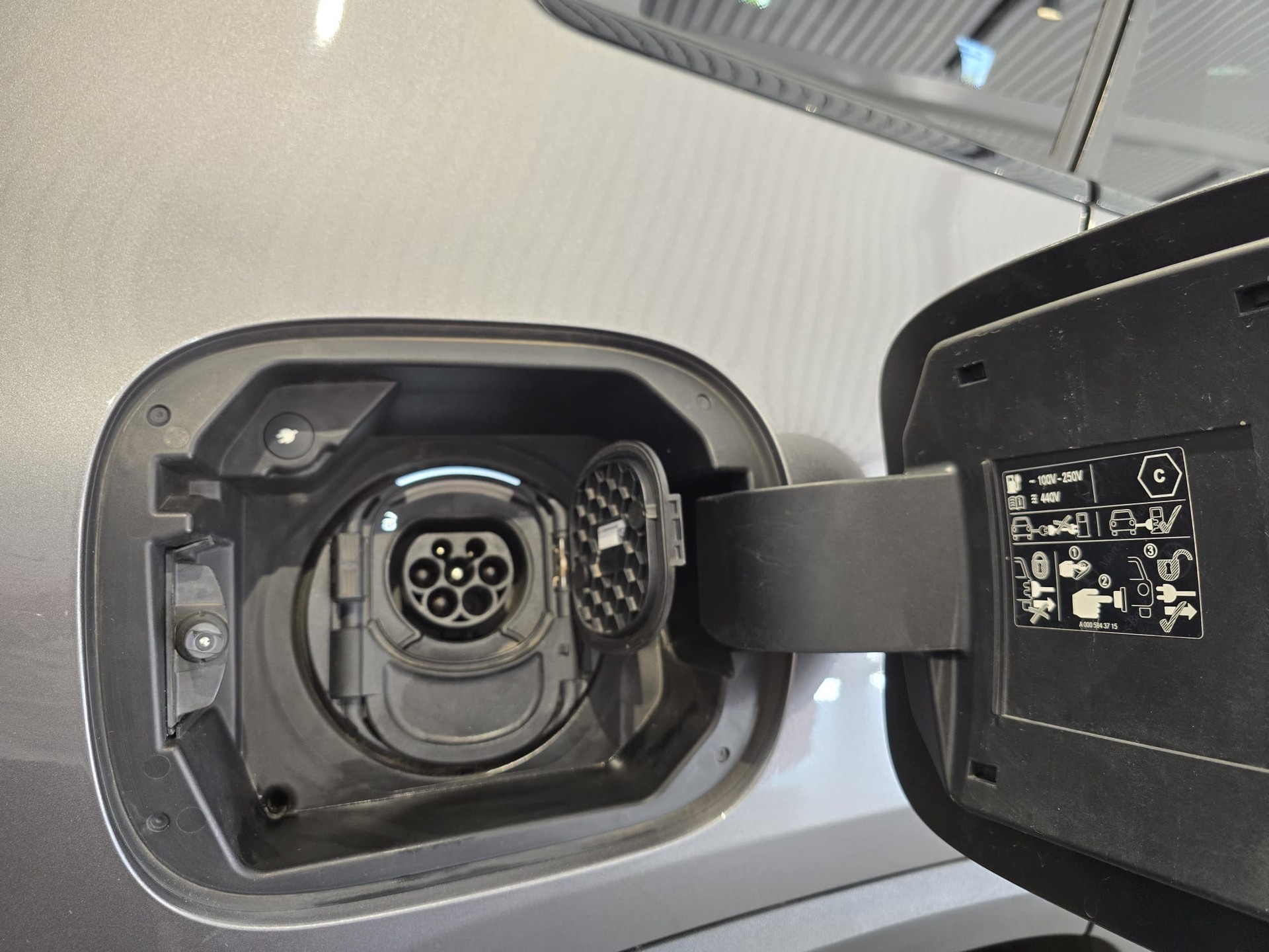 MERCEDES-BENZ GLA 250e Progressive 8G-DCT-image-18