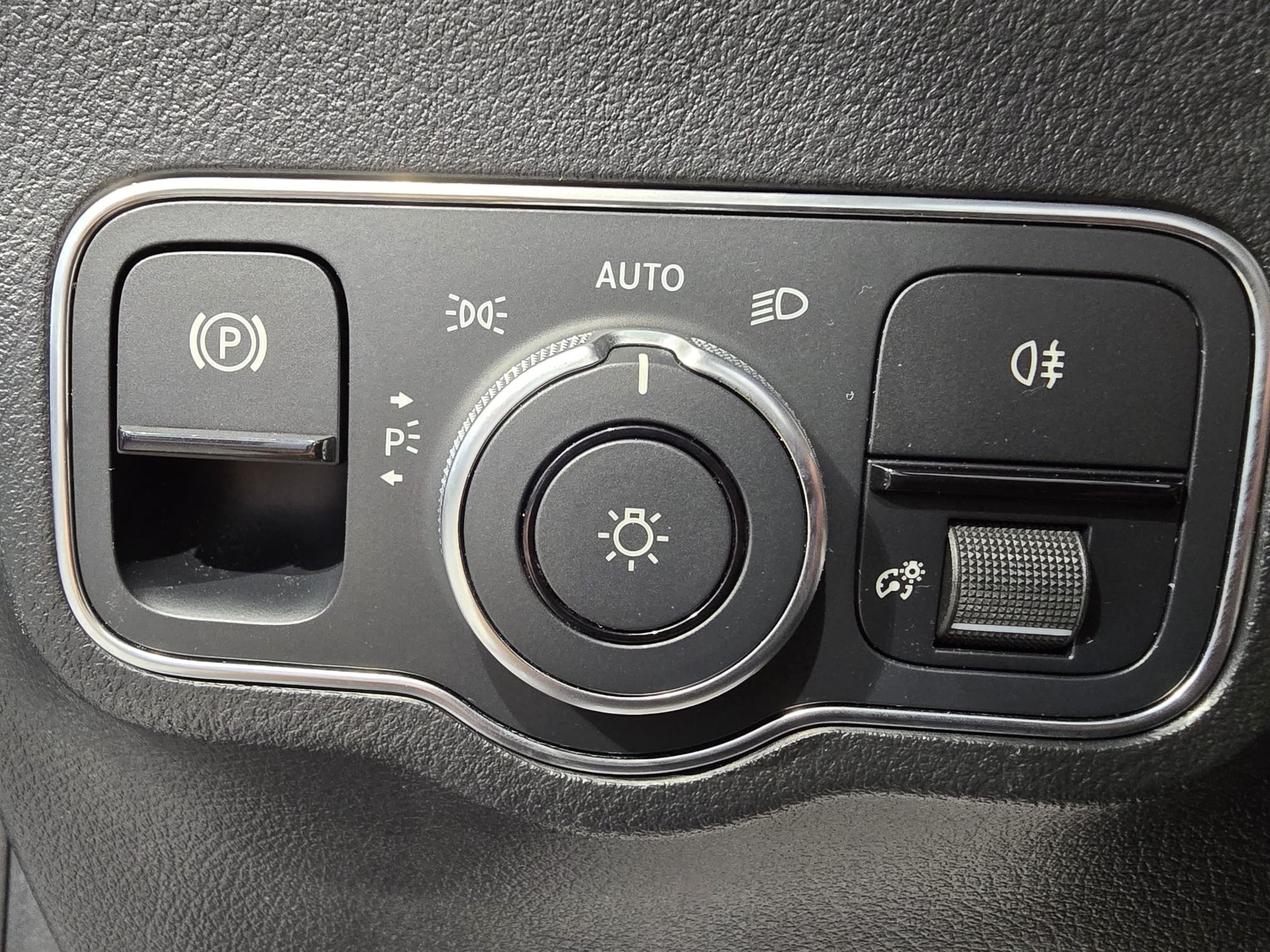 MERCEDES-BENZ GLA 250e Progressive 8G-DCT-image-19